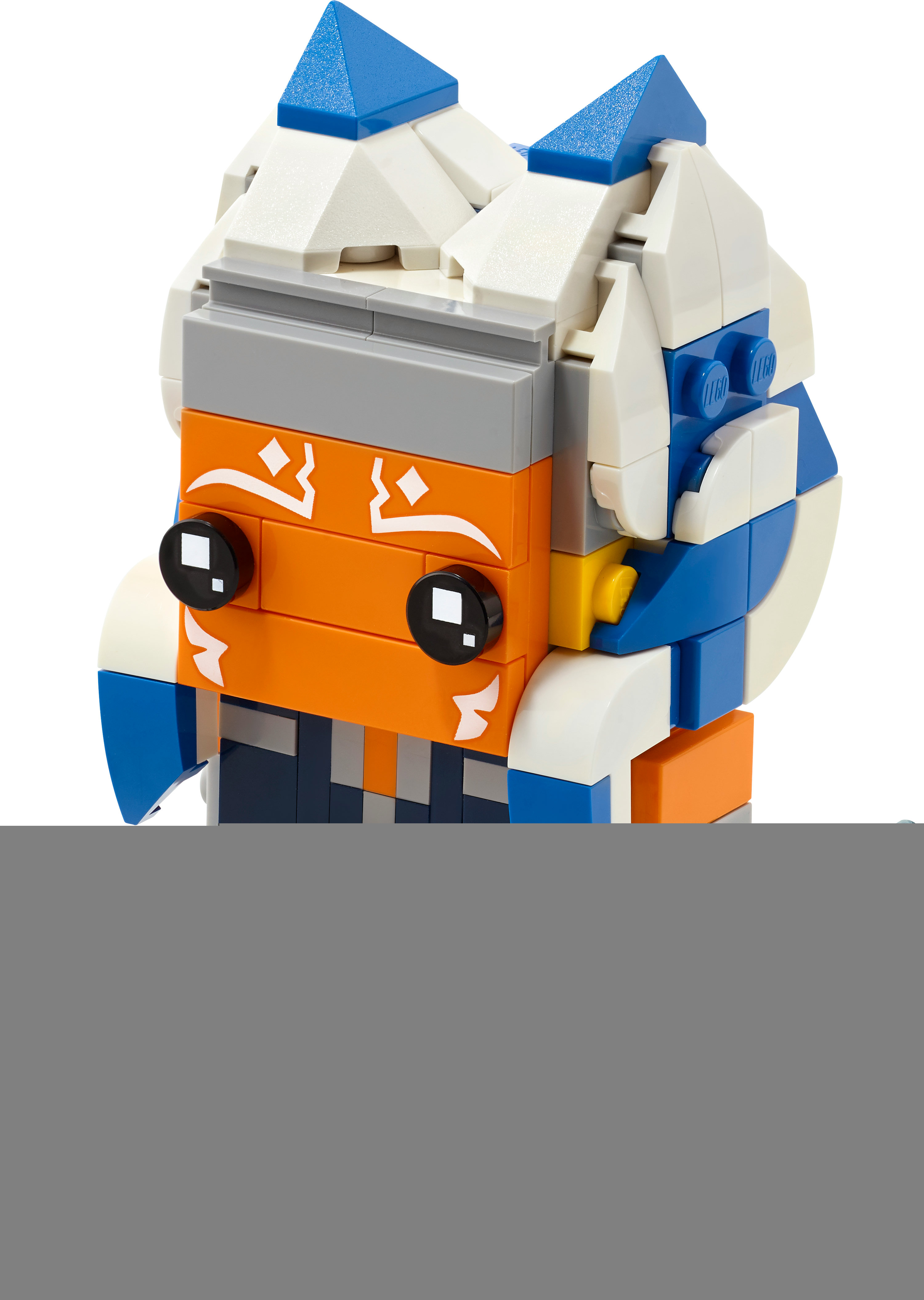 Ein Lego-Modell des Star Wars Charakters Ahsoka Tanos Kopf. Es ist weiß, orange, grau und blau mit schwarzen Augen.