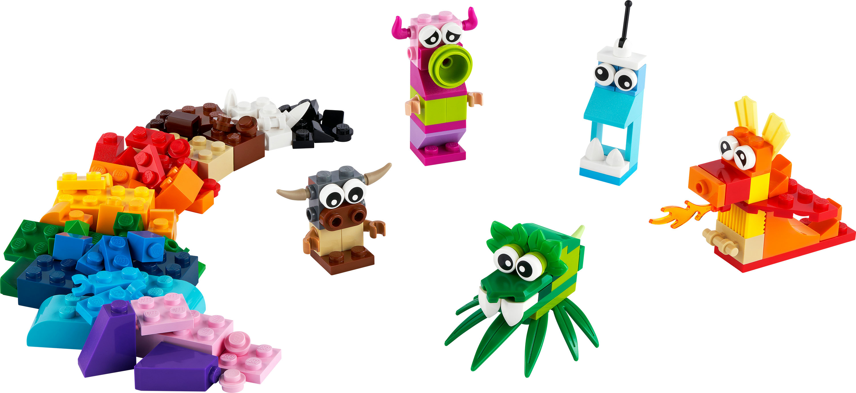 Renkli tuğlalar ve çeşitli mini figürlerle Lego Classic seti. Beyaz zemin. Farklı yapılar.