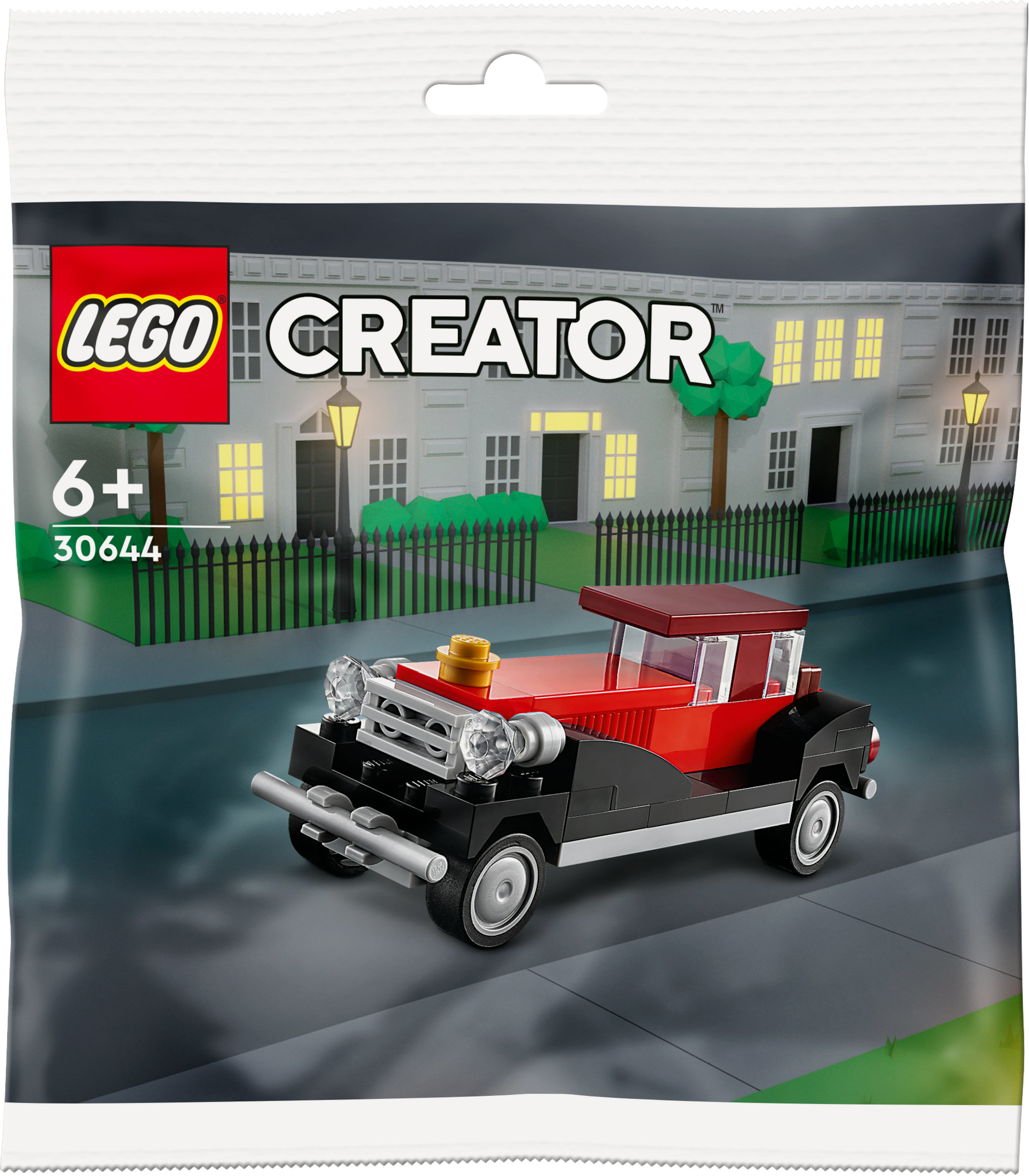 Bir çantada bir Lego Creator seti. Beyaz bir bina arka planıyla kırmızı ve siyah bir klasik araba içerir.