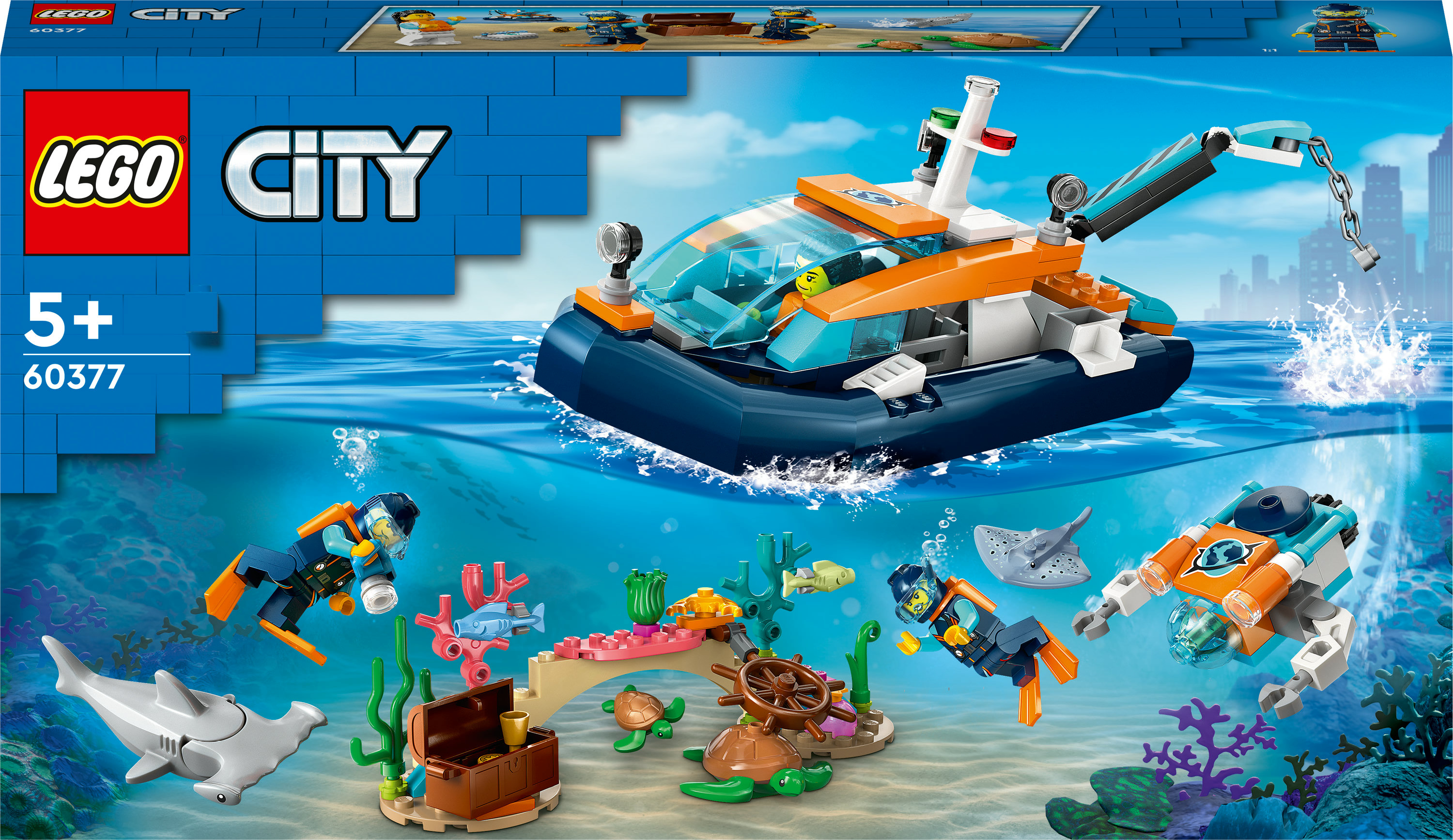 Il set Lego City raffigura una barca di salvataggio, subacquei e vita marina, tra cui uno squalo e tartarughe, sott'acqua.