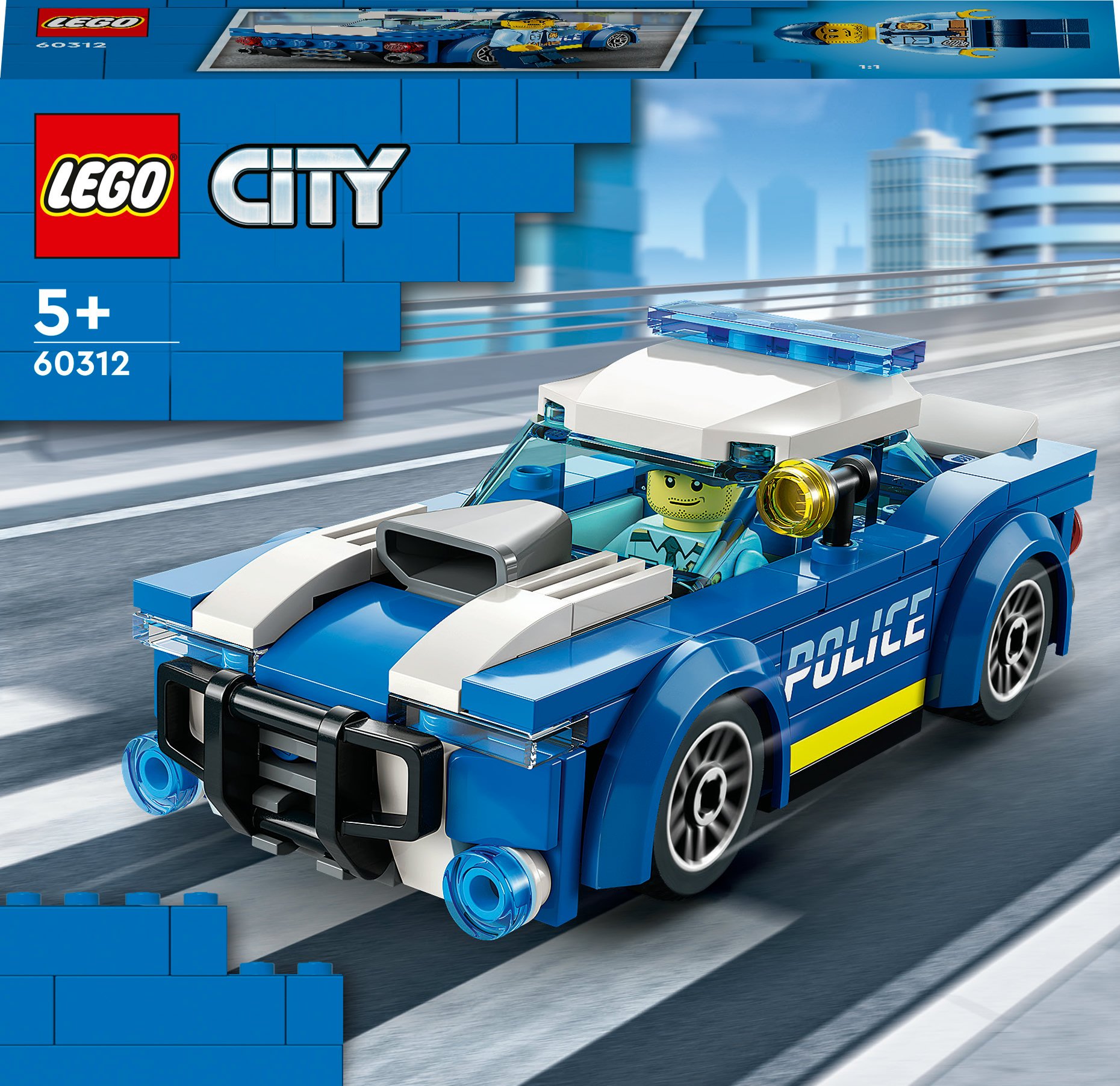 Un coche de policía Lego azul y blanco con una minifigura en el asiento del conductor.
