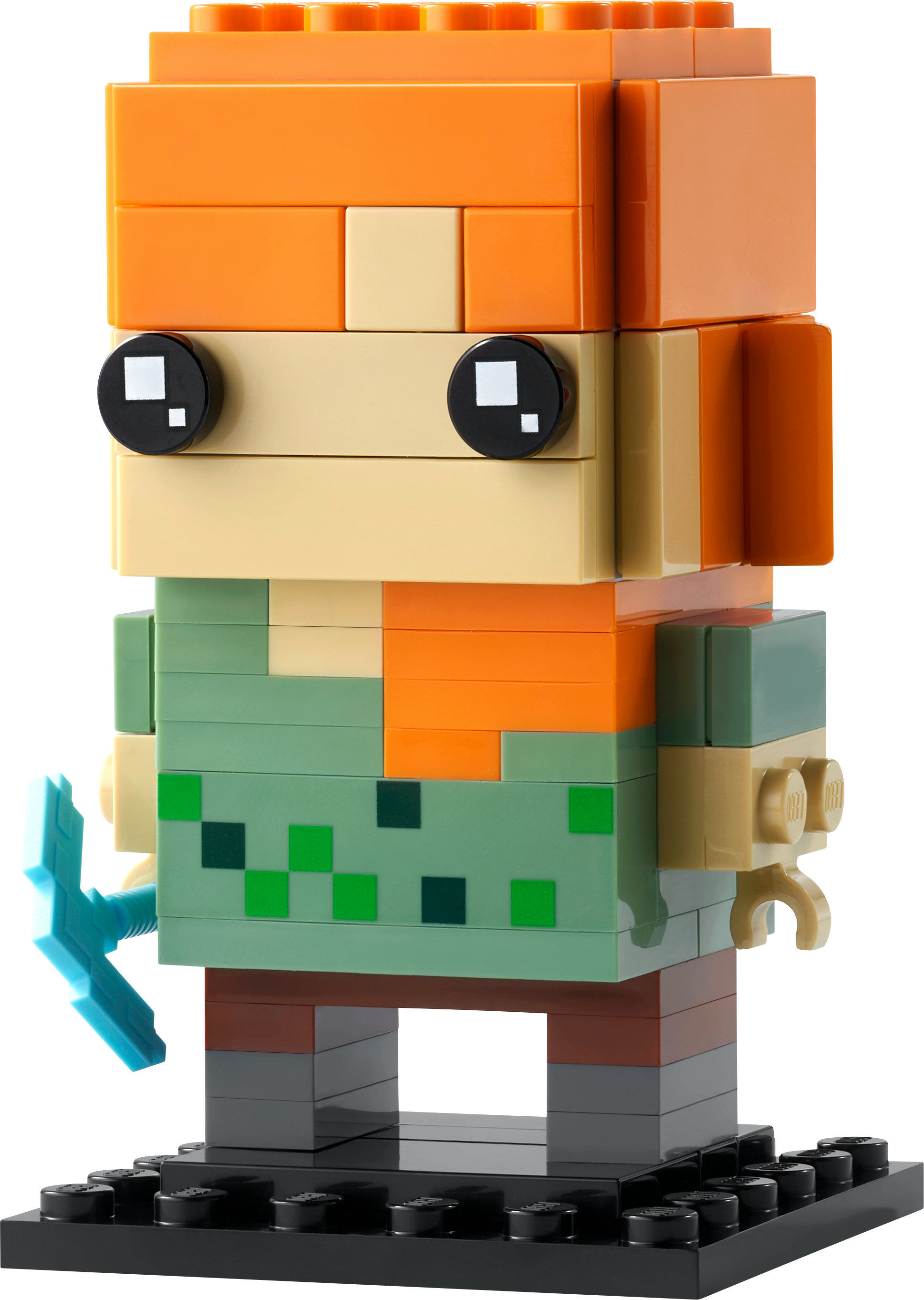 Lego Minecraft Alex figuur, oranje haar, groen shirt. Een gepixelde blokfiguur, staand op een zwarte basis.