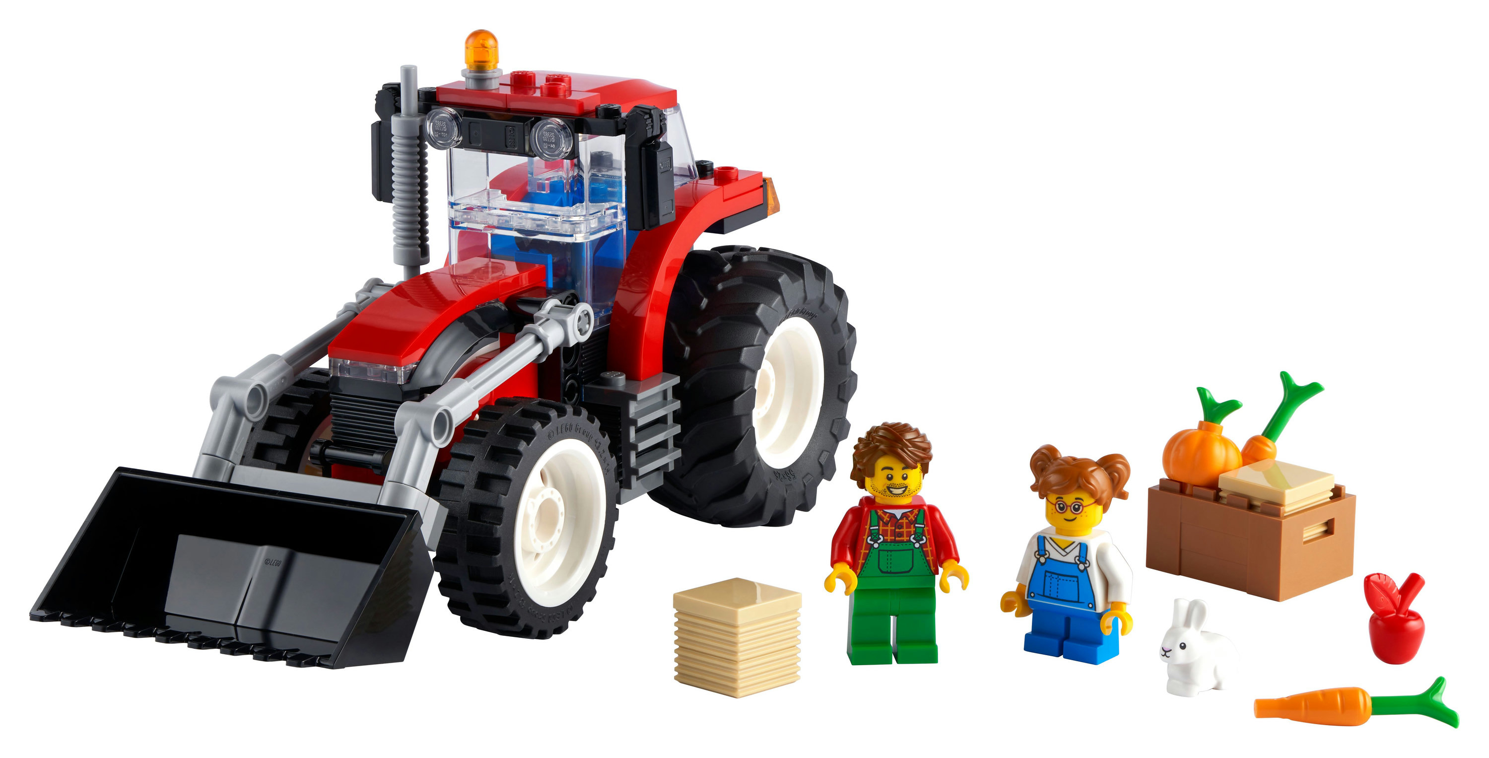 Roter Lego-Traktor mit Bauernfiguren, Gemüse und einem weißen Kaninchen. Weißer Hintergrund, Bauernhof-Thema.