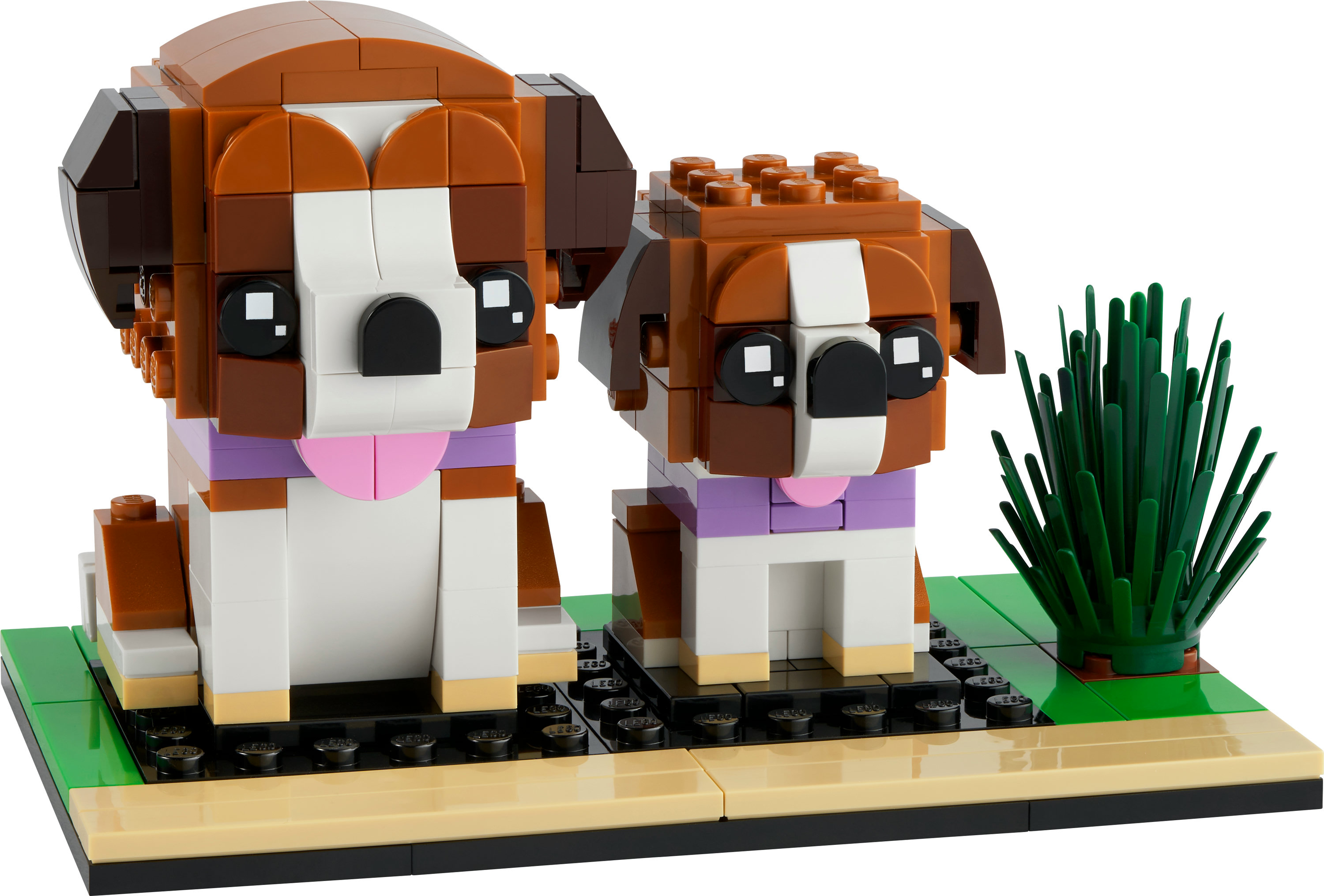 Lego Hunde. Zwei Hunde sitzen auf einer grünen Basis. Die Hunde sind braun und weiß mit schwarzen Augen.
