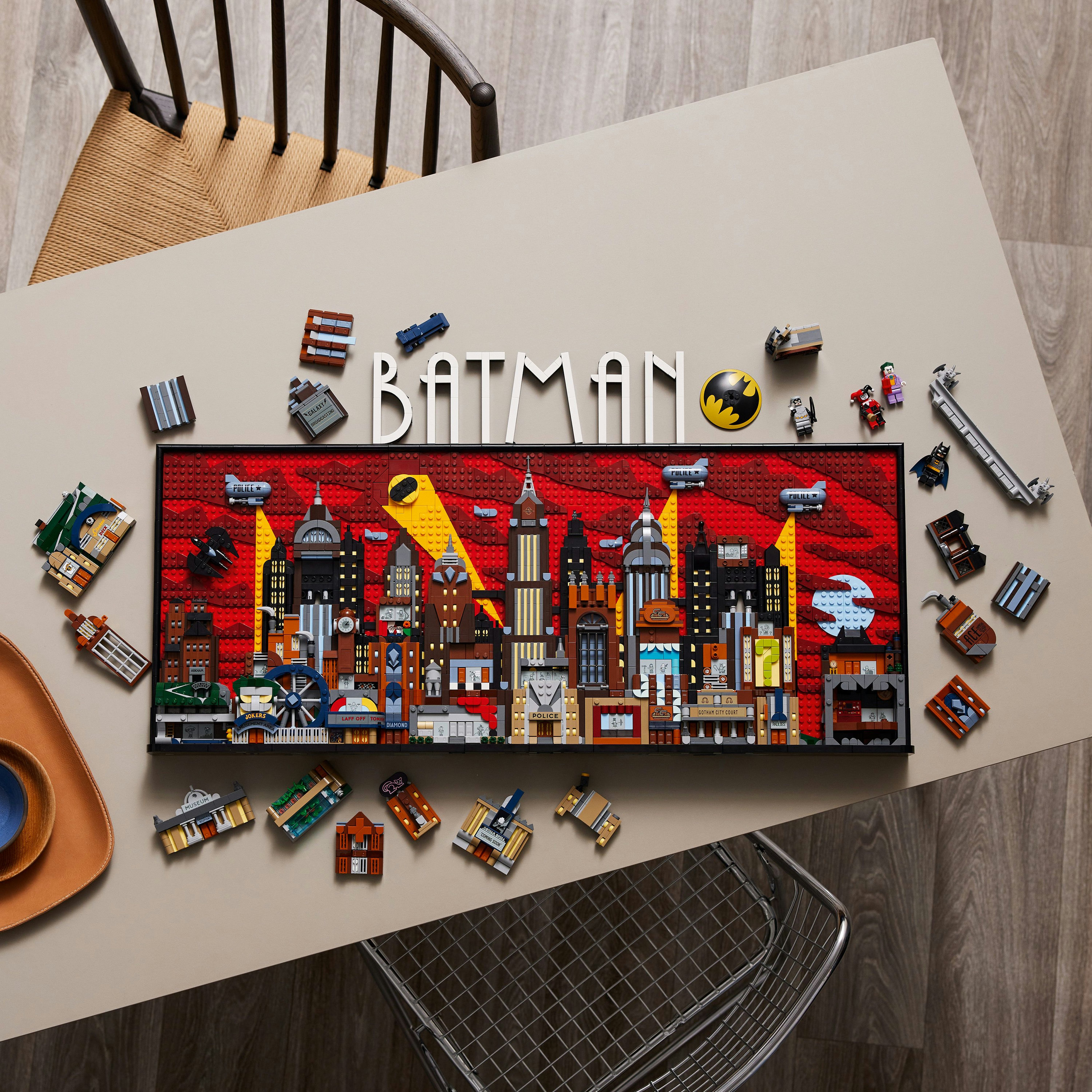 Zestaw Lego Batman z panoramą miasta z logo Batmana i różnymi minifigurkami.