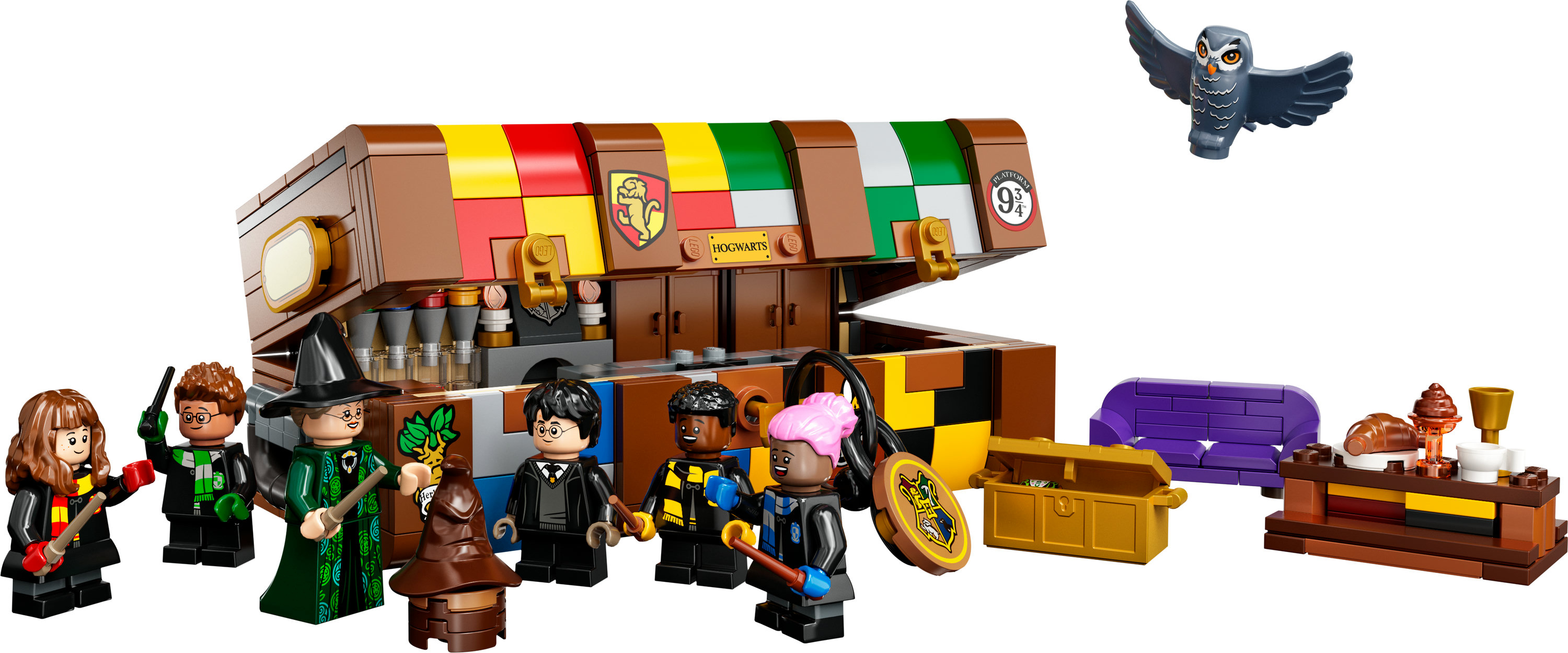 Lego-set met figuren uit Harry Potter, een kist en diverse objecten op een tafel.