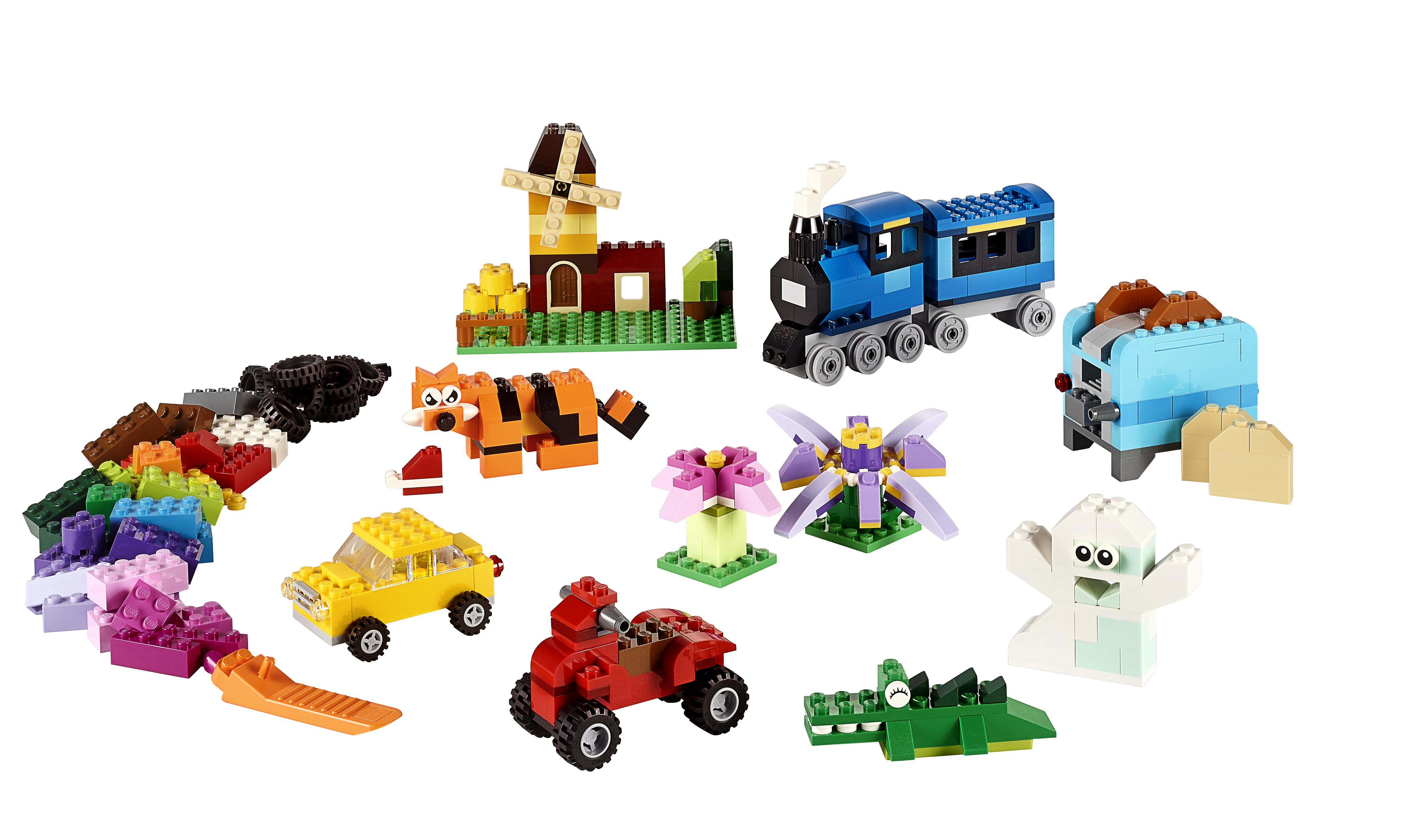 Zestaw Lego Classic z różnymi modelami: pociągiem, samochodem, kwiatami i innymi.