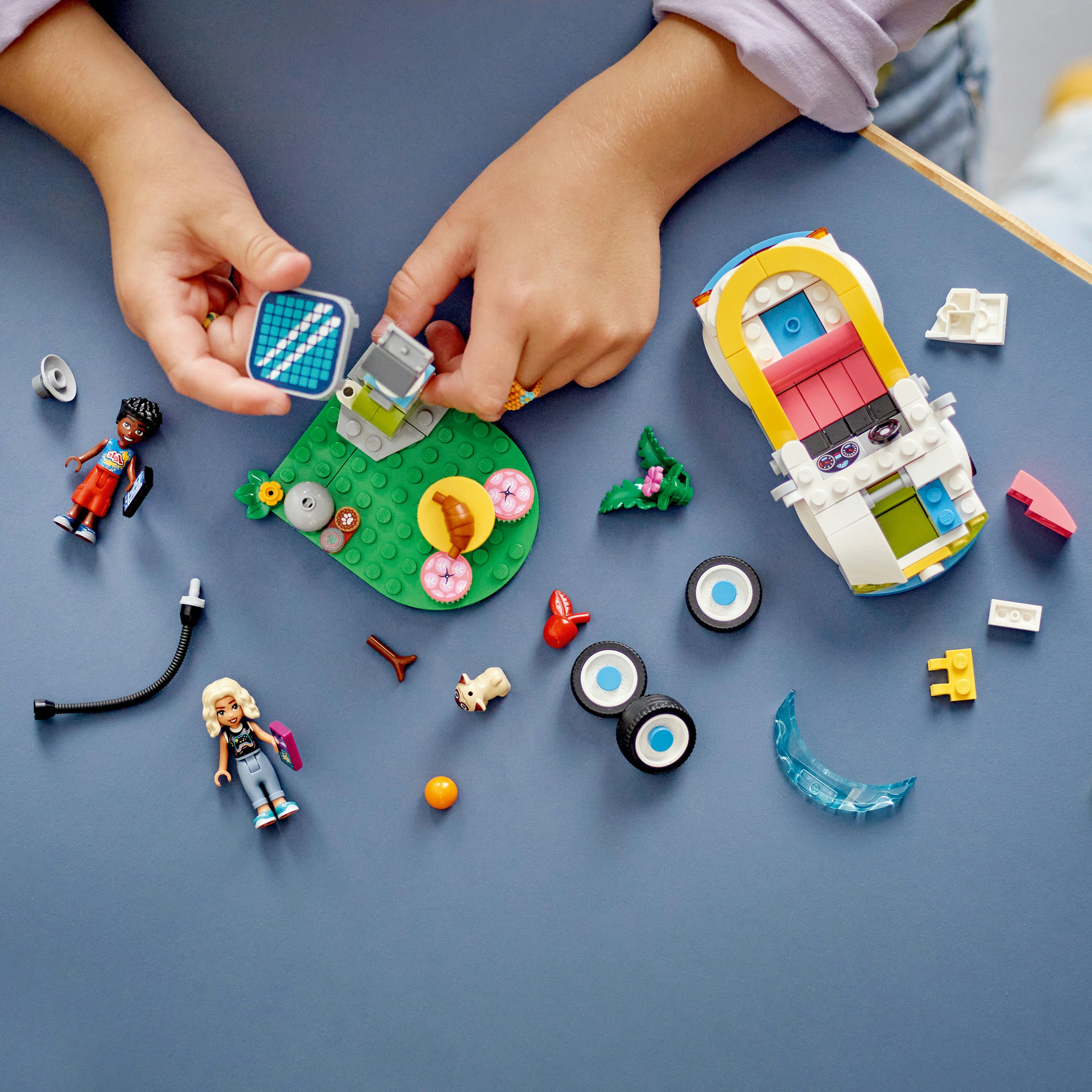 Een kind speelt met Lego Duplo stukken, inclusief een boot.