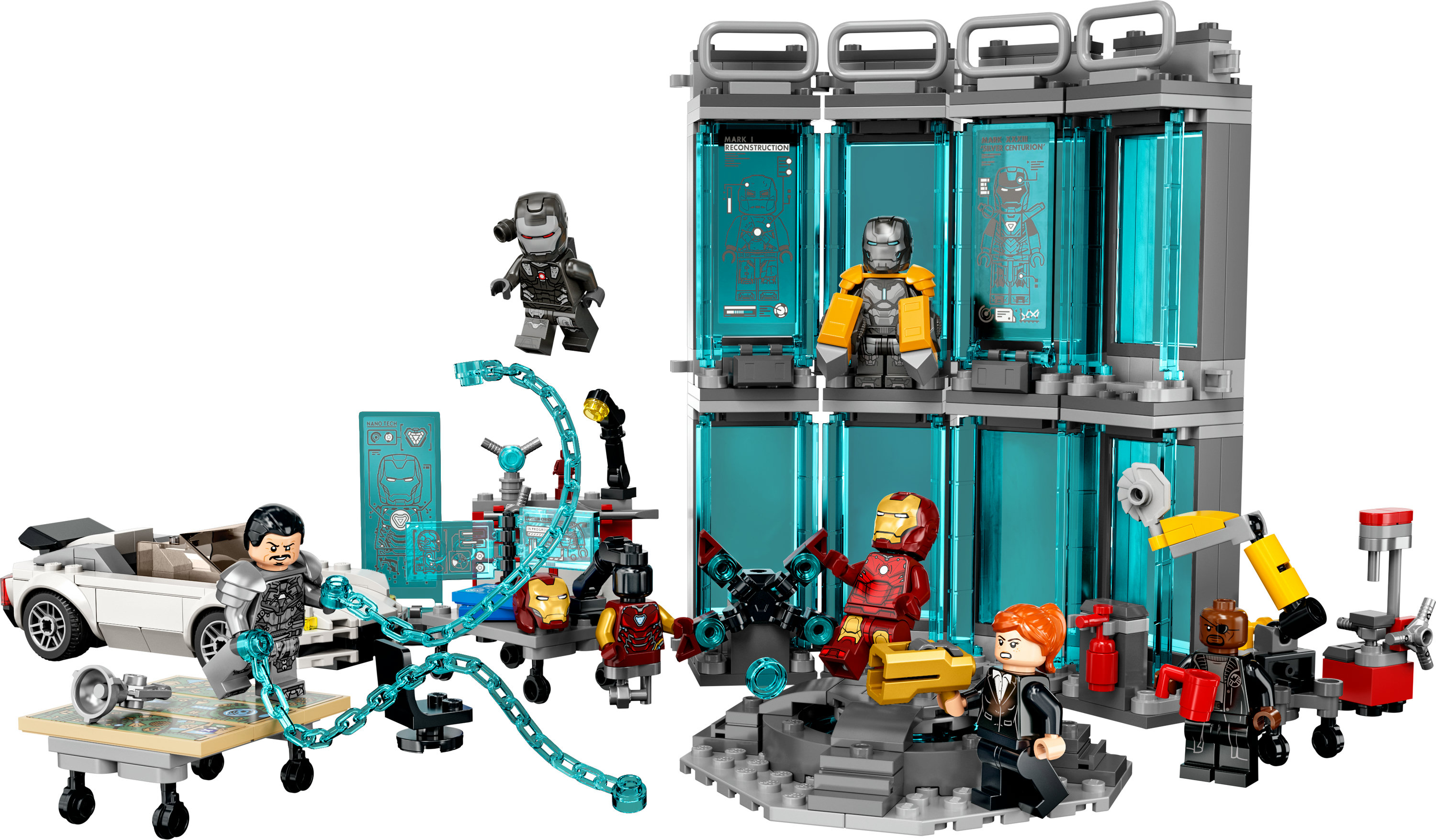 Set de Lego Iron Man con figuras, estaciones de armadura y un coche, todo sobre una superficie gris.