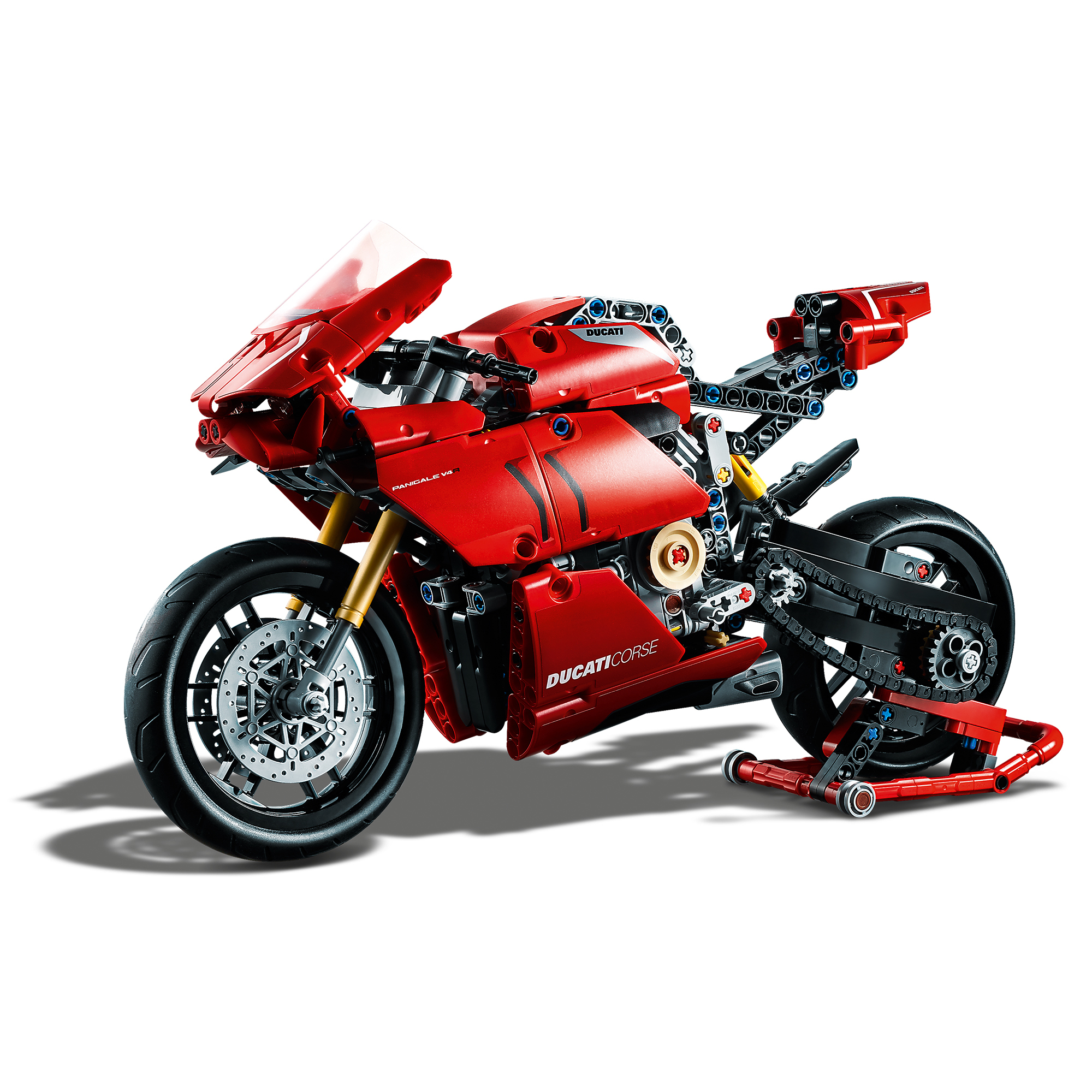Czerwony motocykl Lego Ducati na białym tle, z czerwonym stojakiem. Widoczny szczegółowy design.