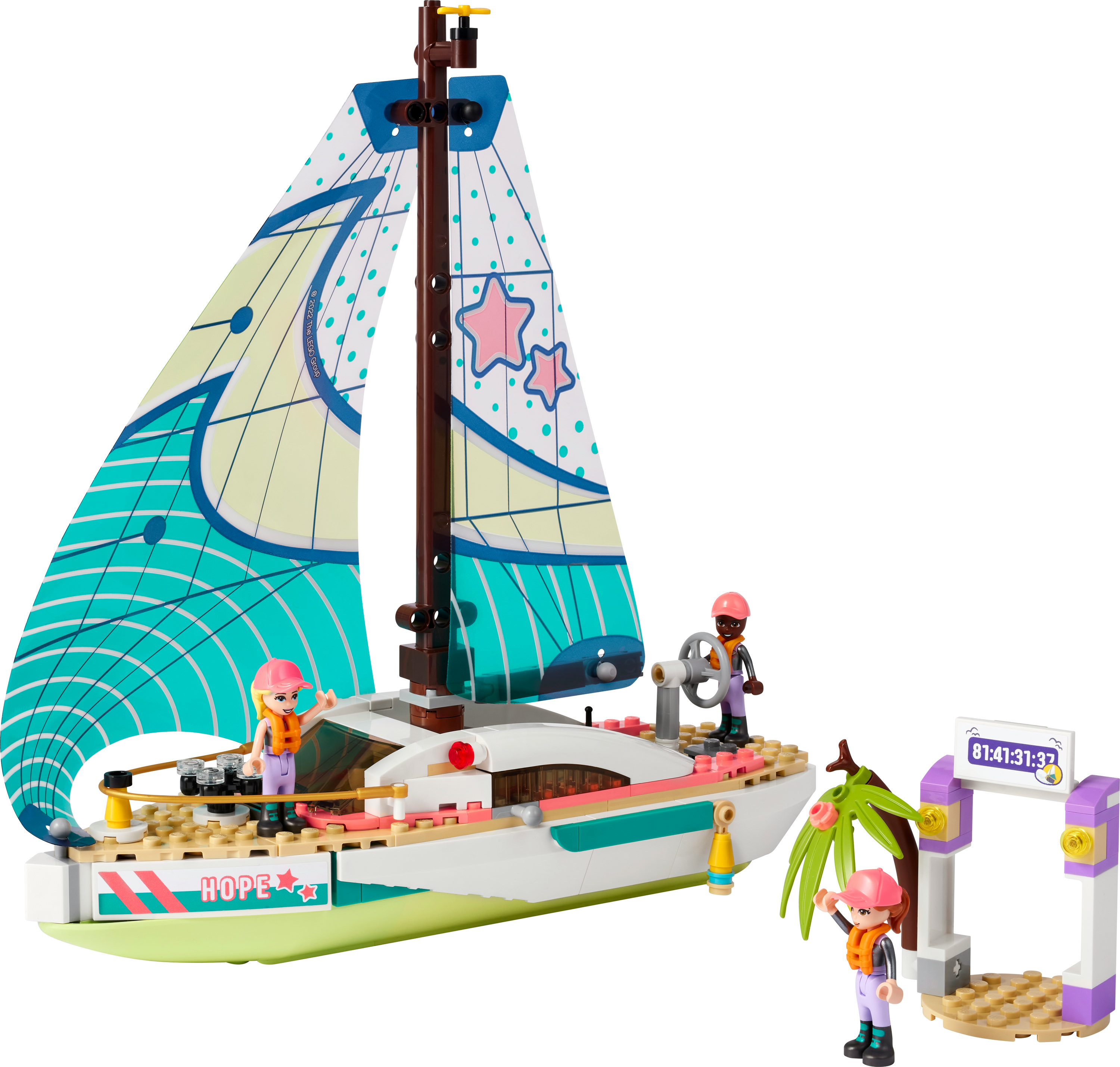 Lego Friends zeilboot met 3 minifiguren. Zeil heeft sterren. Er is een finishlijn en een palmboom.