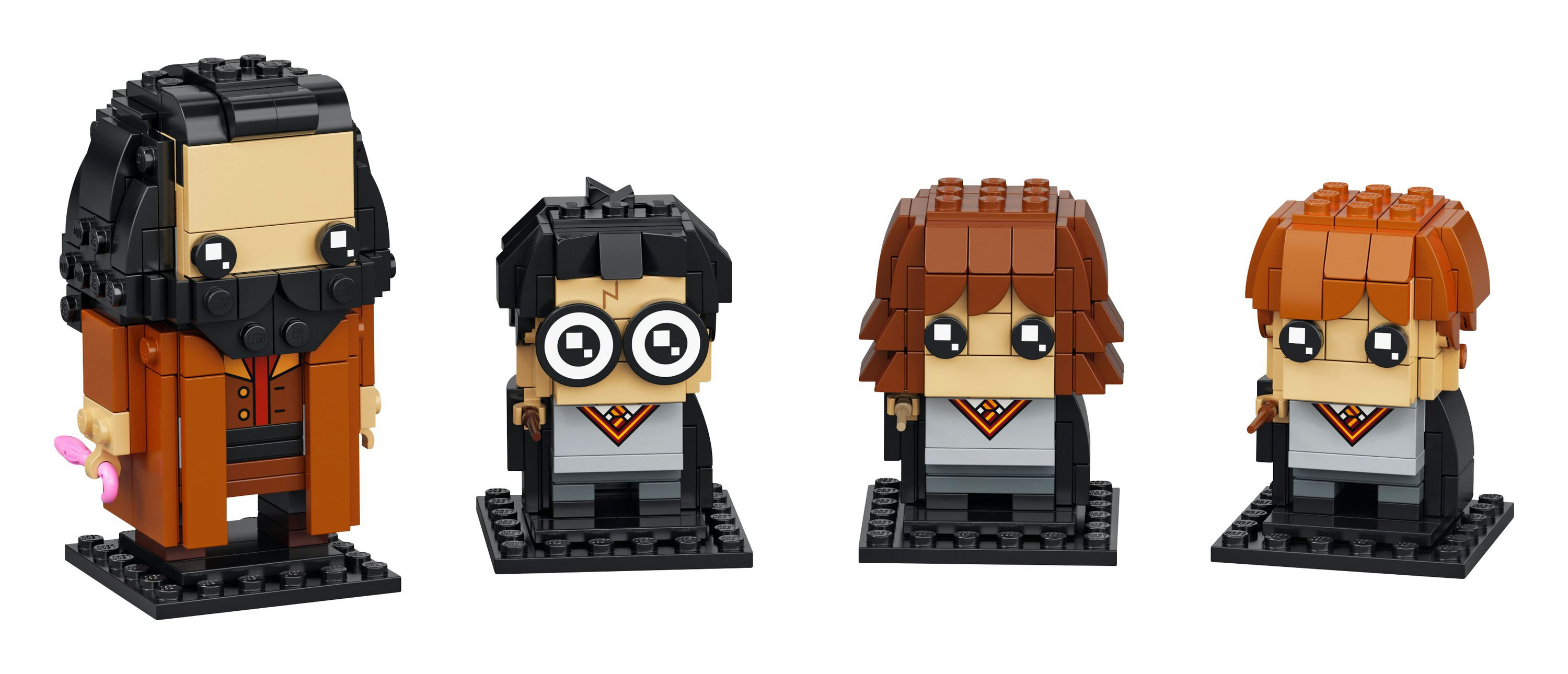 Vier Lego BrickHeadz-Figuren: Hagrid, Harry Potter, Hermine Granger und Ron Weasley auf schwarzen Sockeln.