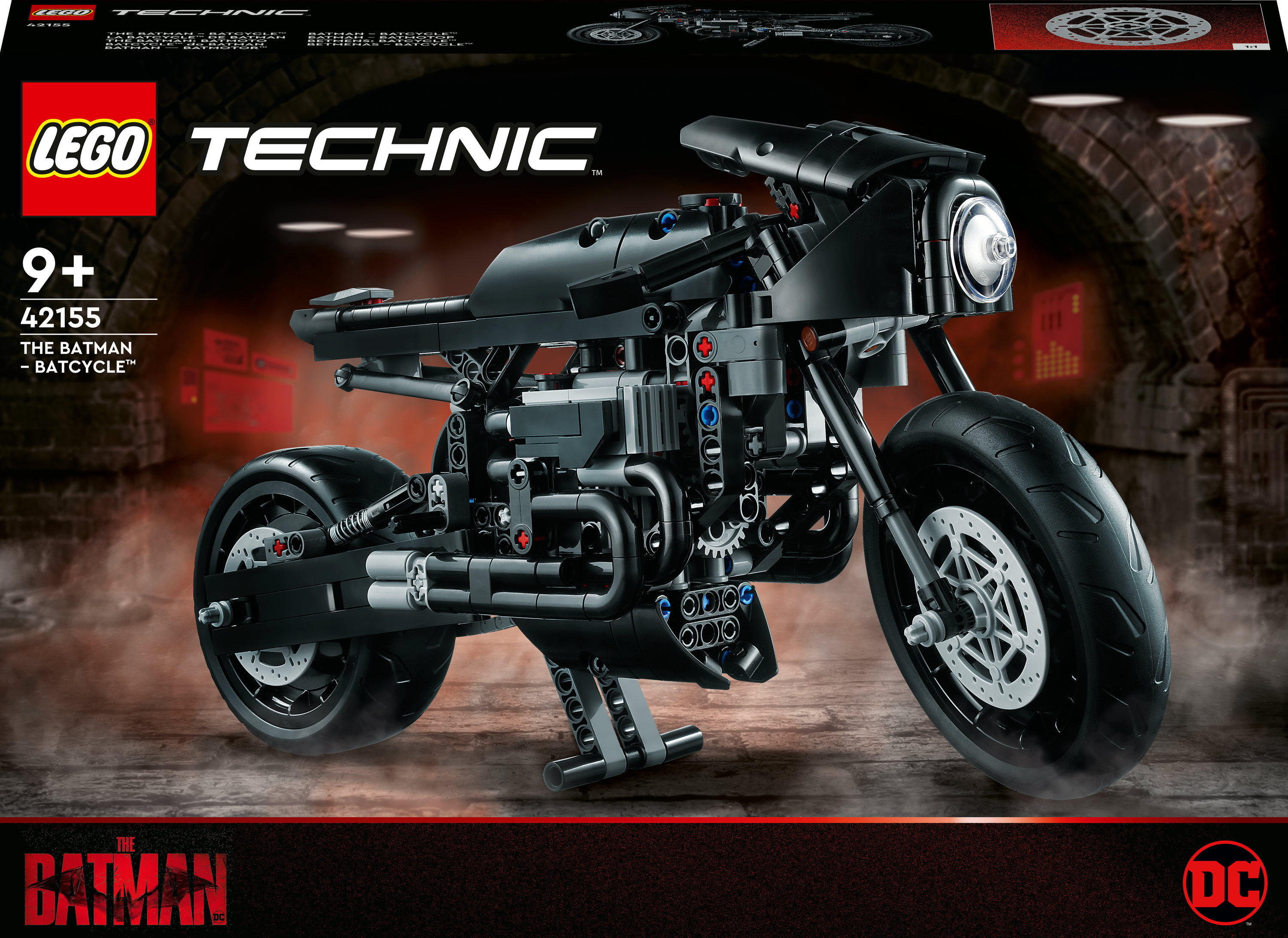 Een zwarte Lego motorfiets. De doos toont de motorfiets en het Batman logo.