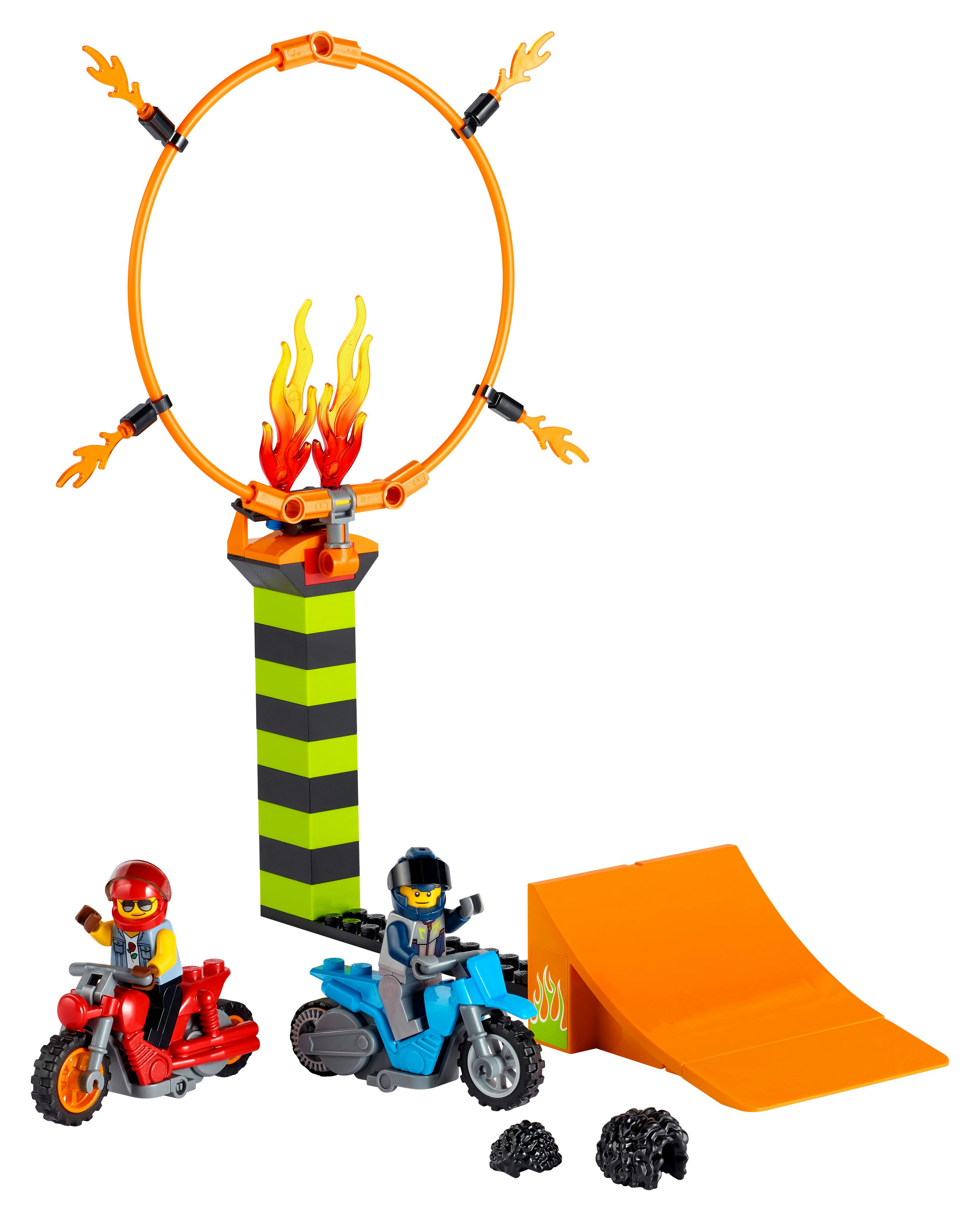 Lego City stunt show set met motoren, een helling en een brandende hoepel, tegen een witte achtergrond.