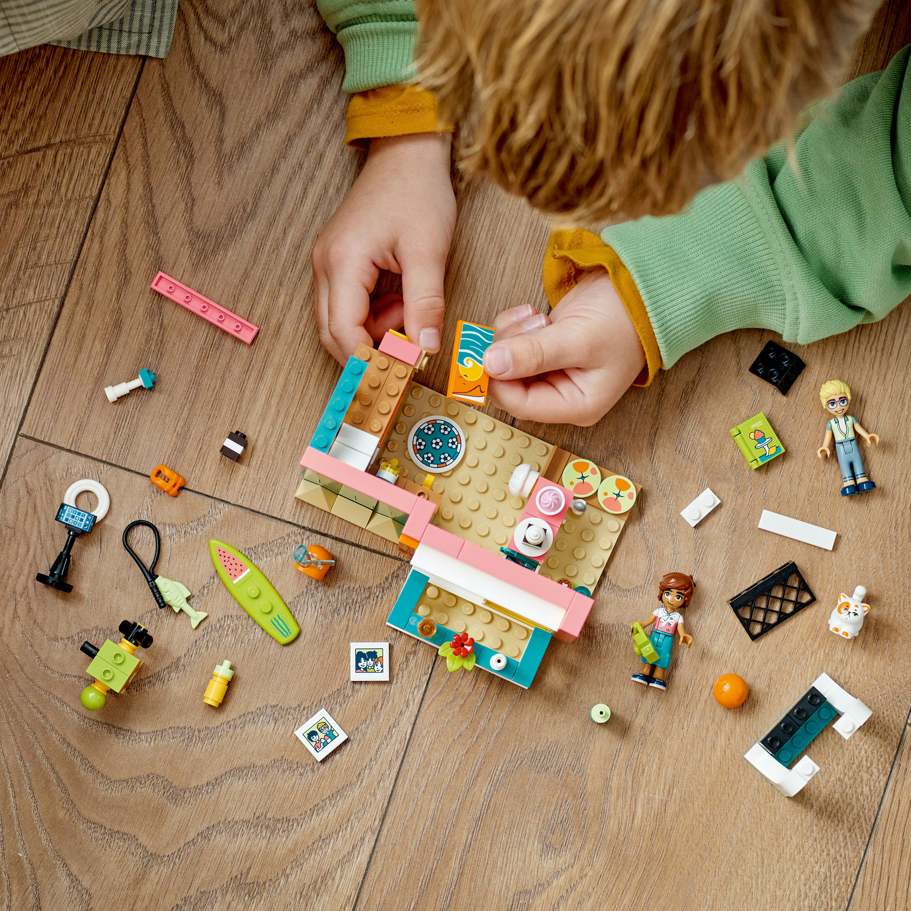 Ensemble Lego Friends avec maison de plage, accessoires et mini-poupées.