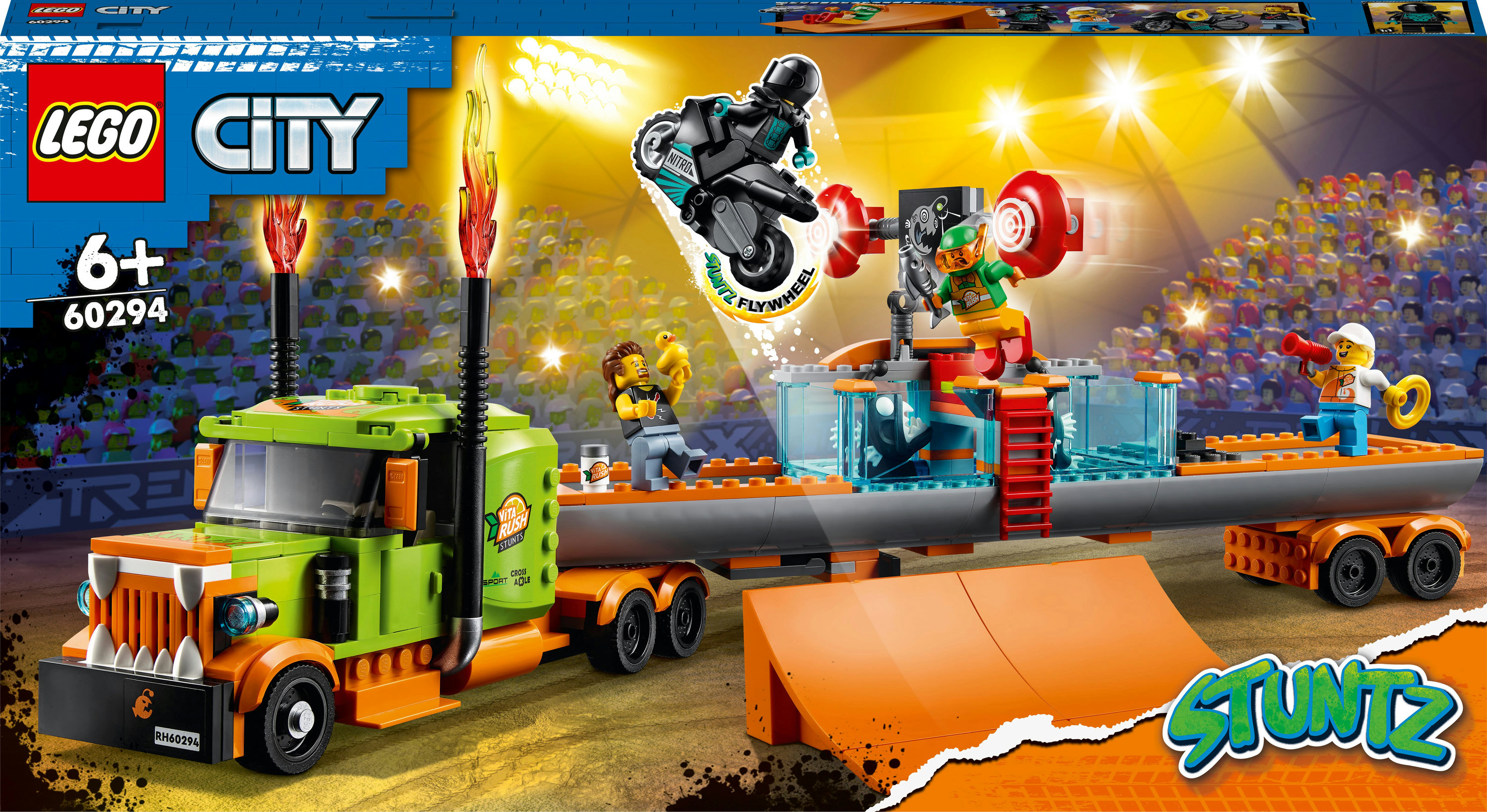 LEGO City Stuntz Set: ein Truck mit Rampe, ein Motorrad und Minifiguren mit einem Publikum im Hintergrund. Grüner und oranger Truck.