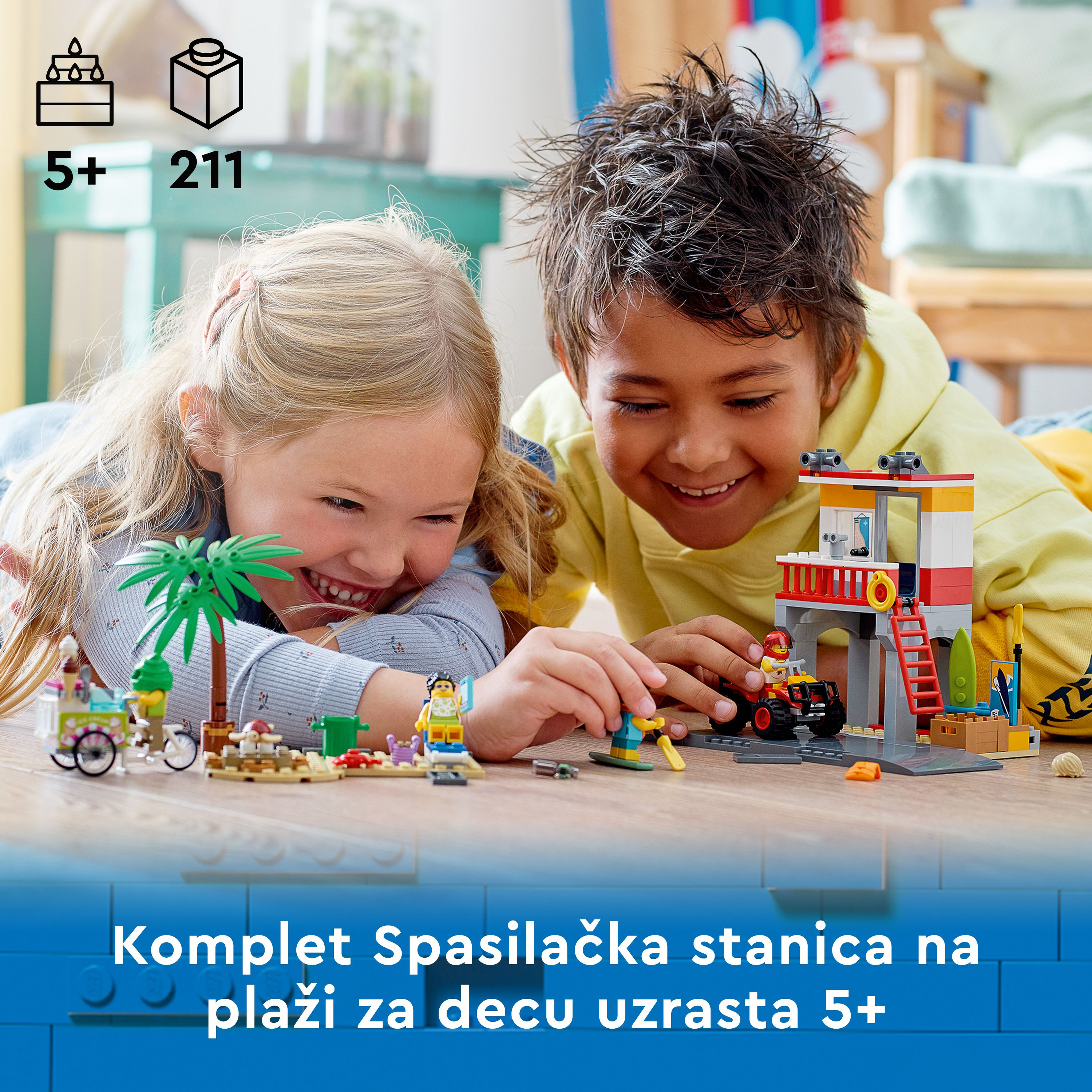 Zwei Kinder spielen mit einem Lego Strandrettungs-Set mit Figuren und Strukturen.