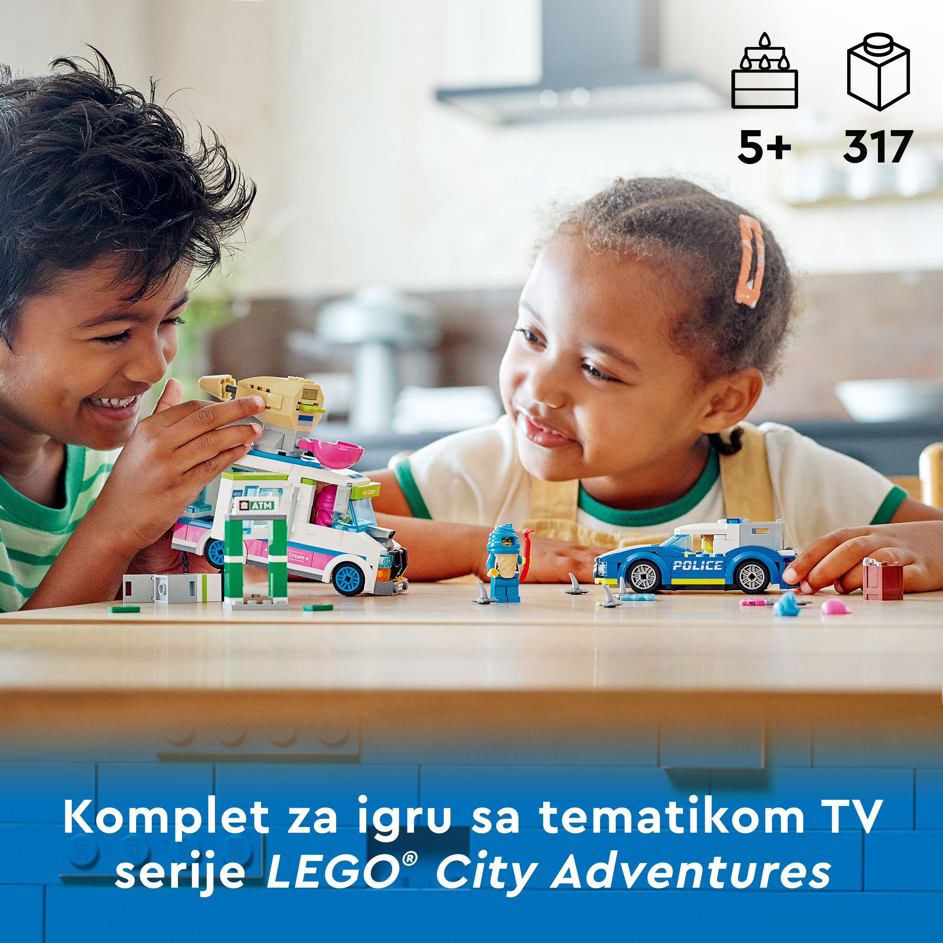 Zwei Kinder spielen mit Lego City Sets auf einem Tisch, mit einem Eiswagen und einem Polizeiauto.