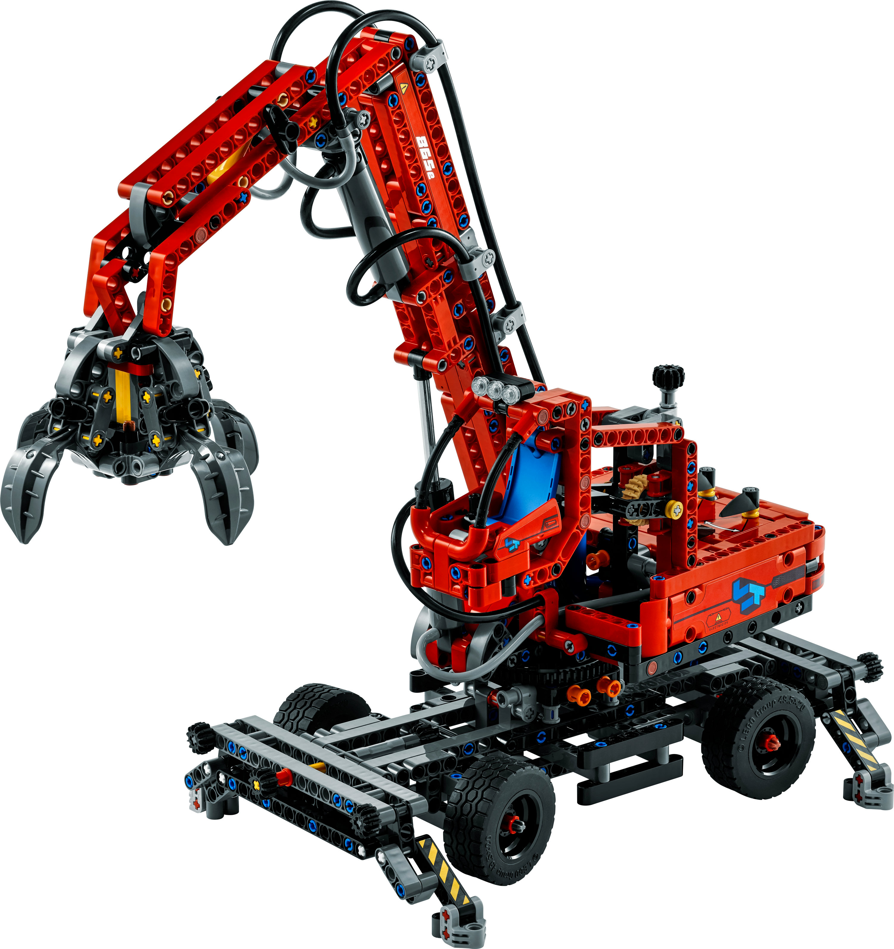 Ein rotes und graues LEGO Technic Kranmodell mit Greifarm, isoliert auf weißem Hintergrund.