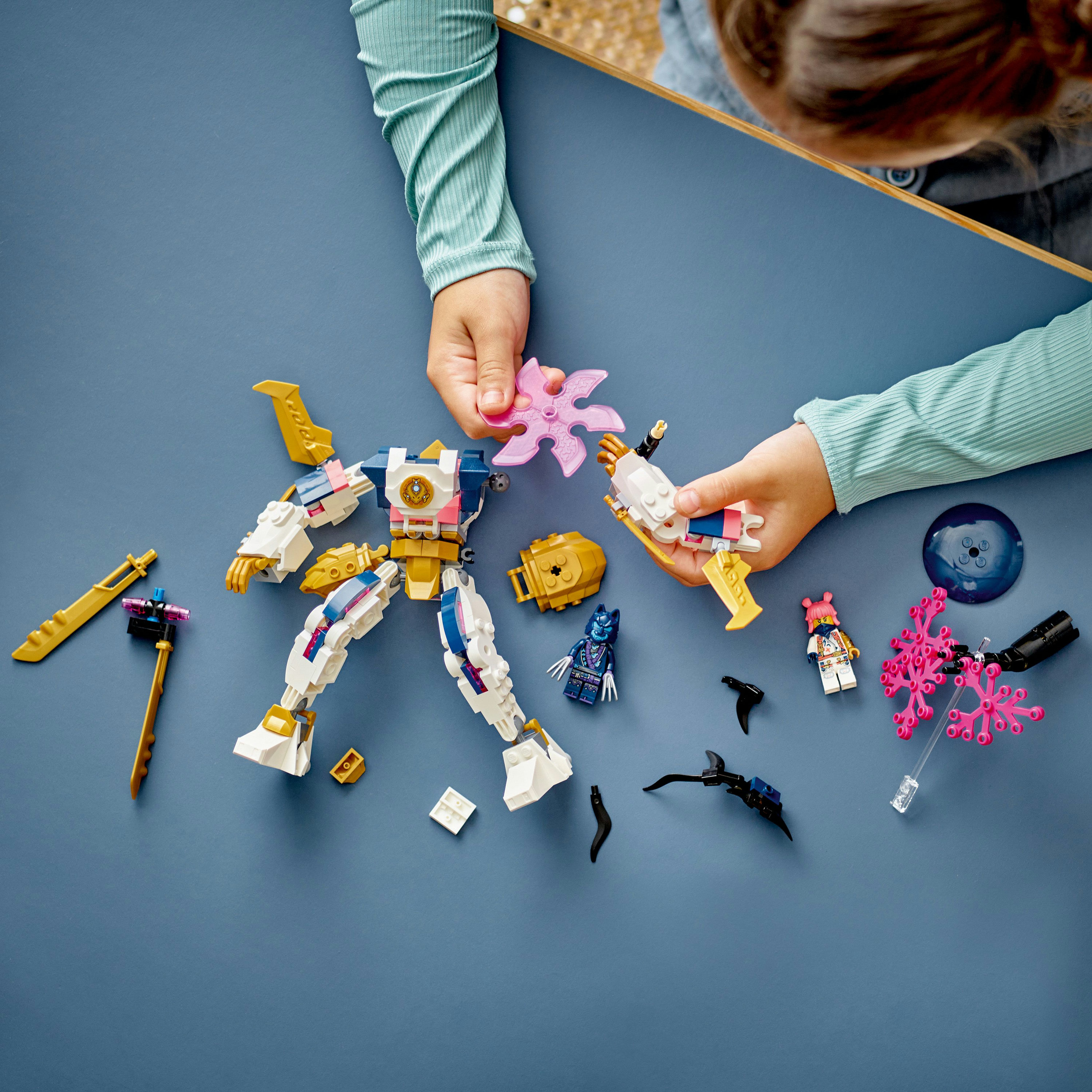 Hände bauen einen Lego-Roboter mit verschiedenen Komponenten.