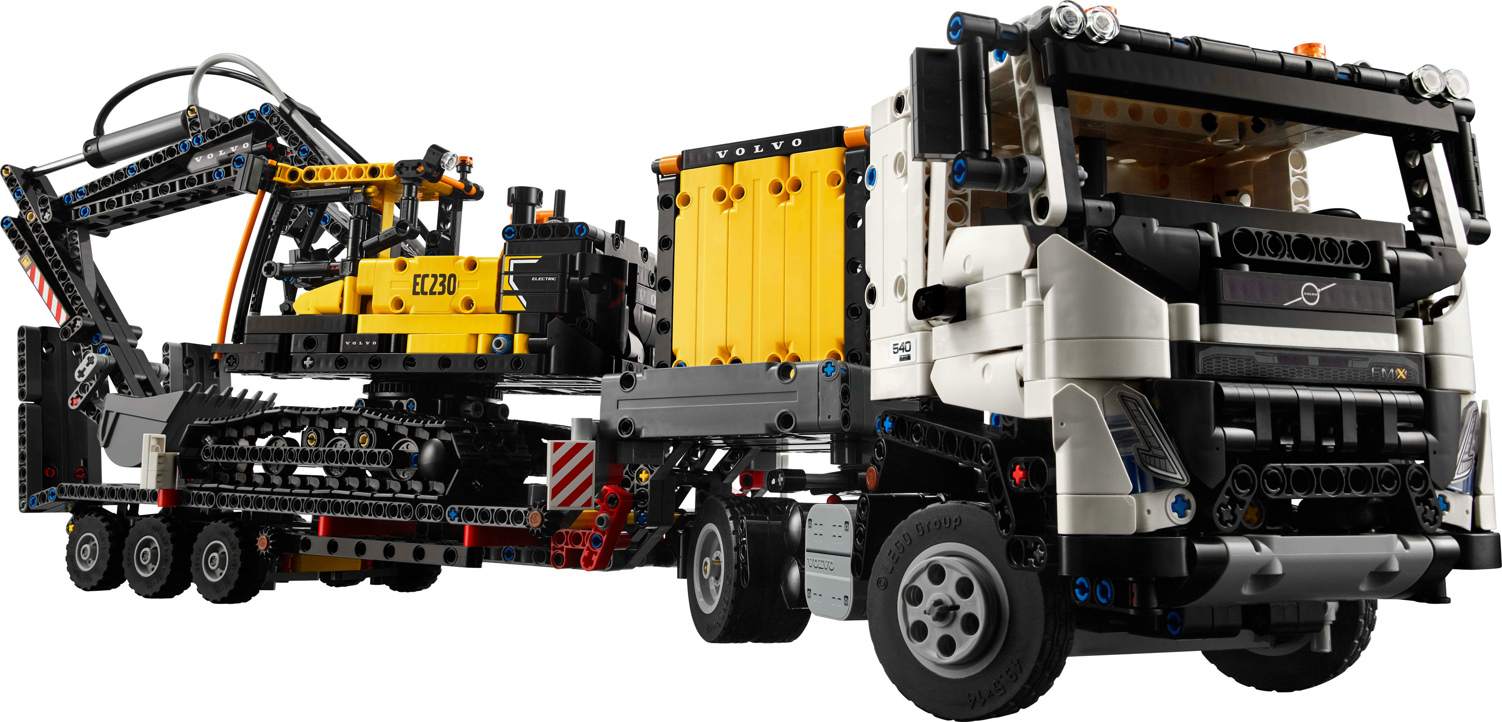 Ciężarówka Lego Technic Volvo z koparką i przyczepą. Scena na białym tle.