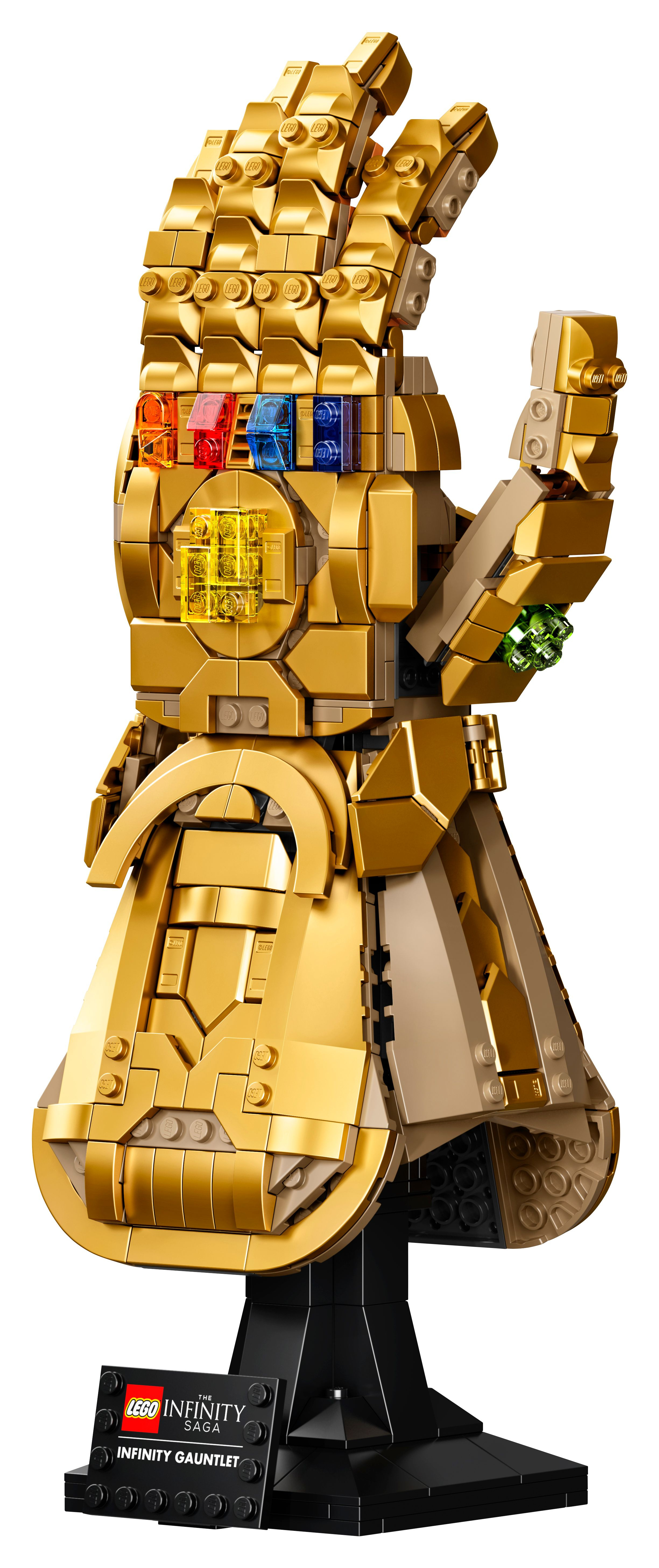 Lego Infinity Gauntlet: złota dłoń z kolorowymi kamieniami, na czarnej podstawie.