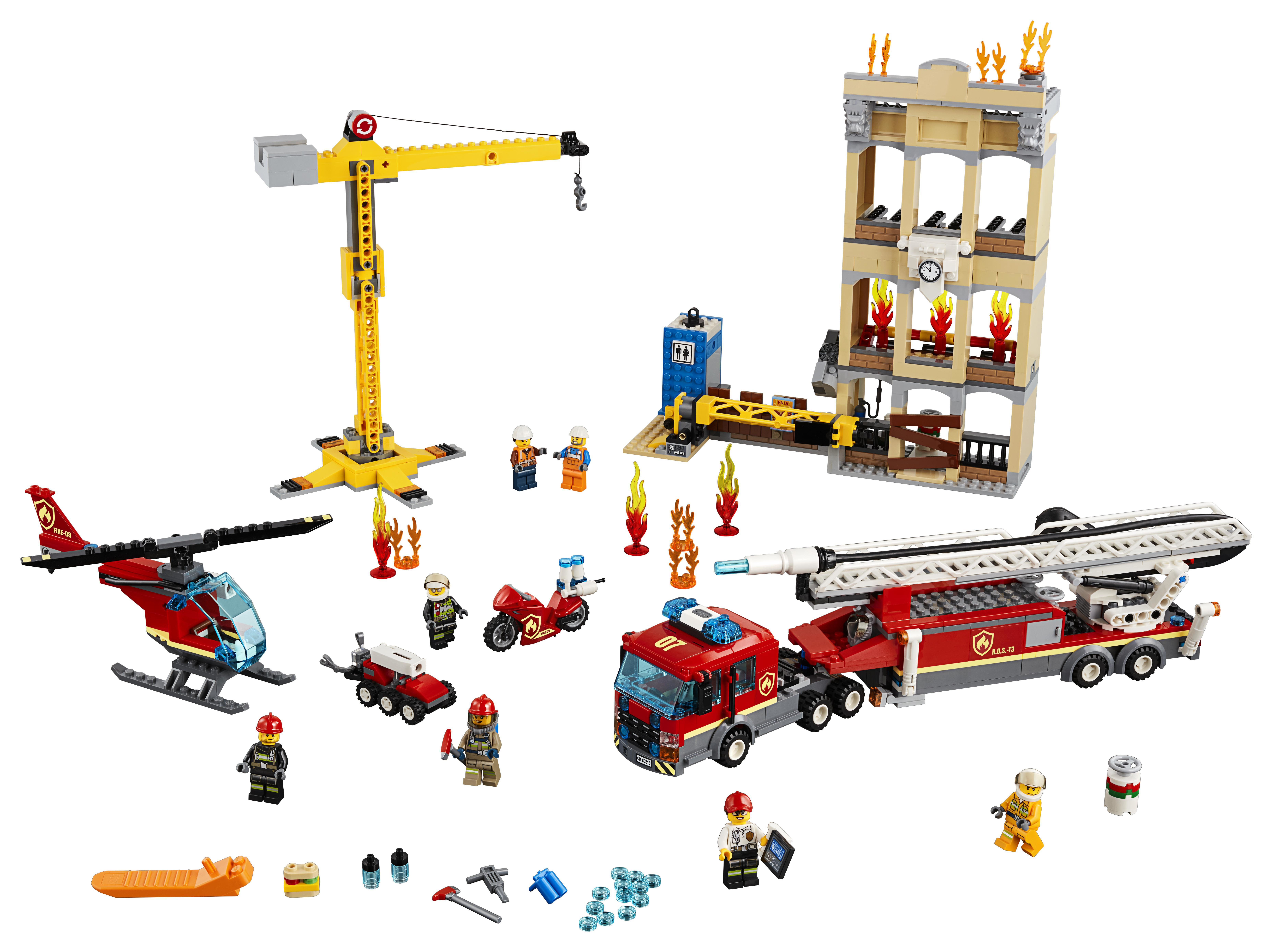 Scena LEGO City con camion dei pompieri, elicottero e pompieri.