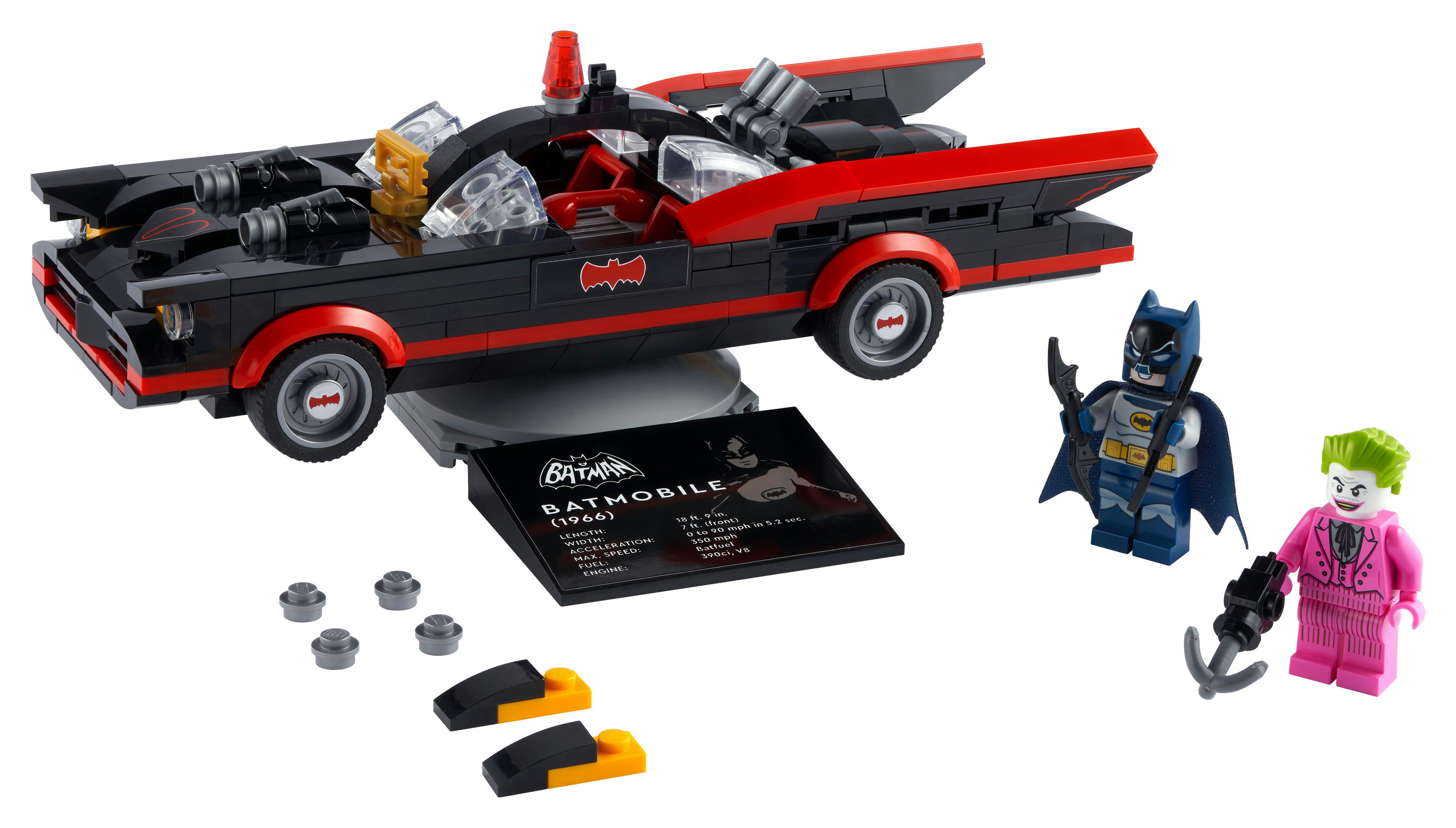 LEGO Batmobile seti, Batman ve Joker figürleriyle ve bir stand üzerinde siyah bir araba.