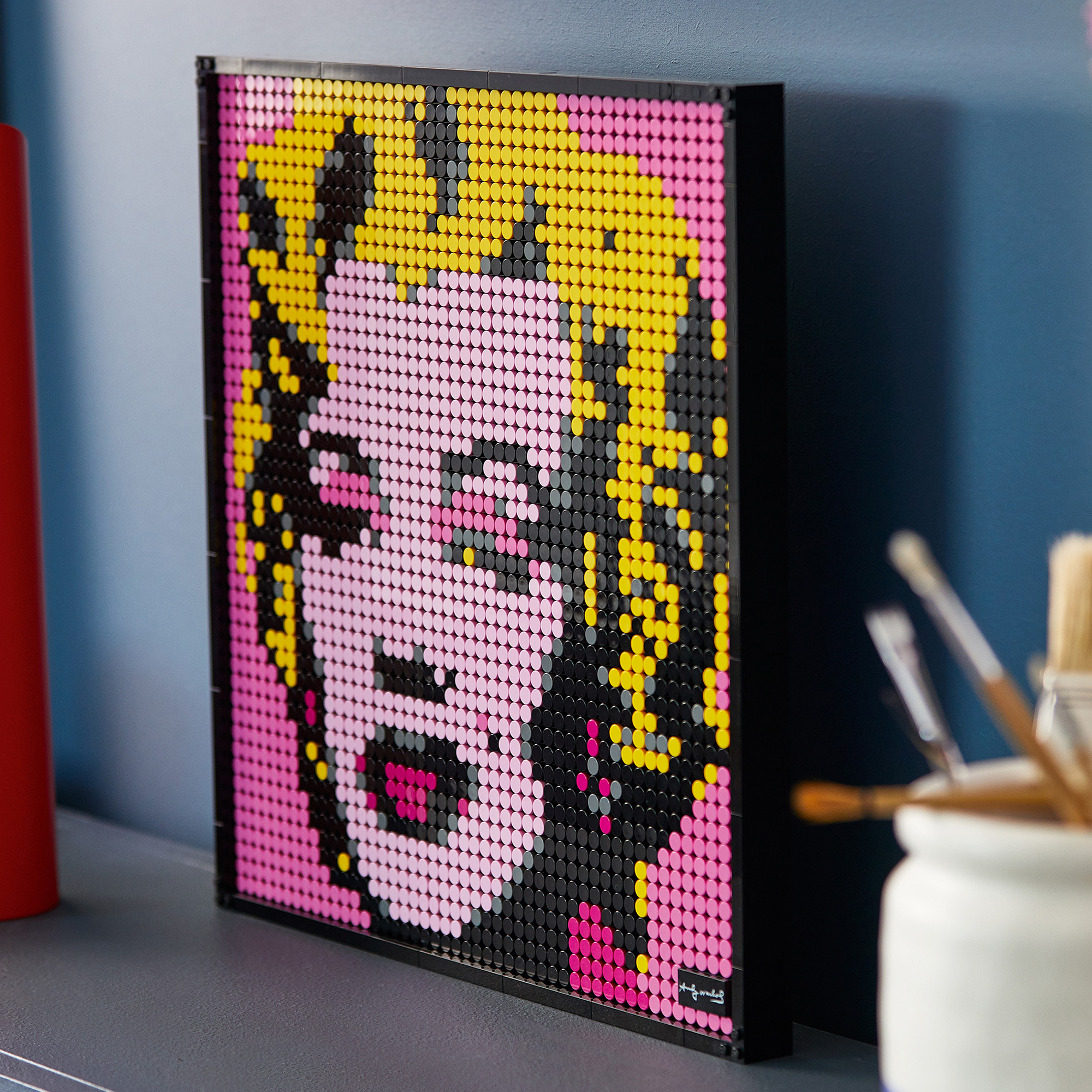 Obraz pop art Marilyn Monroe wykonany z klocków Lego w ramie.