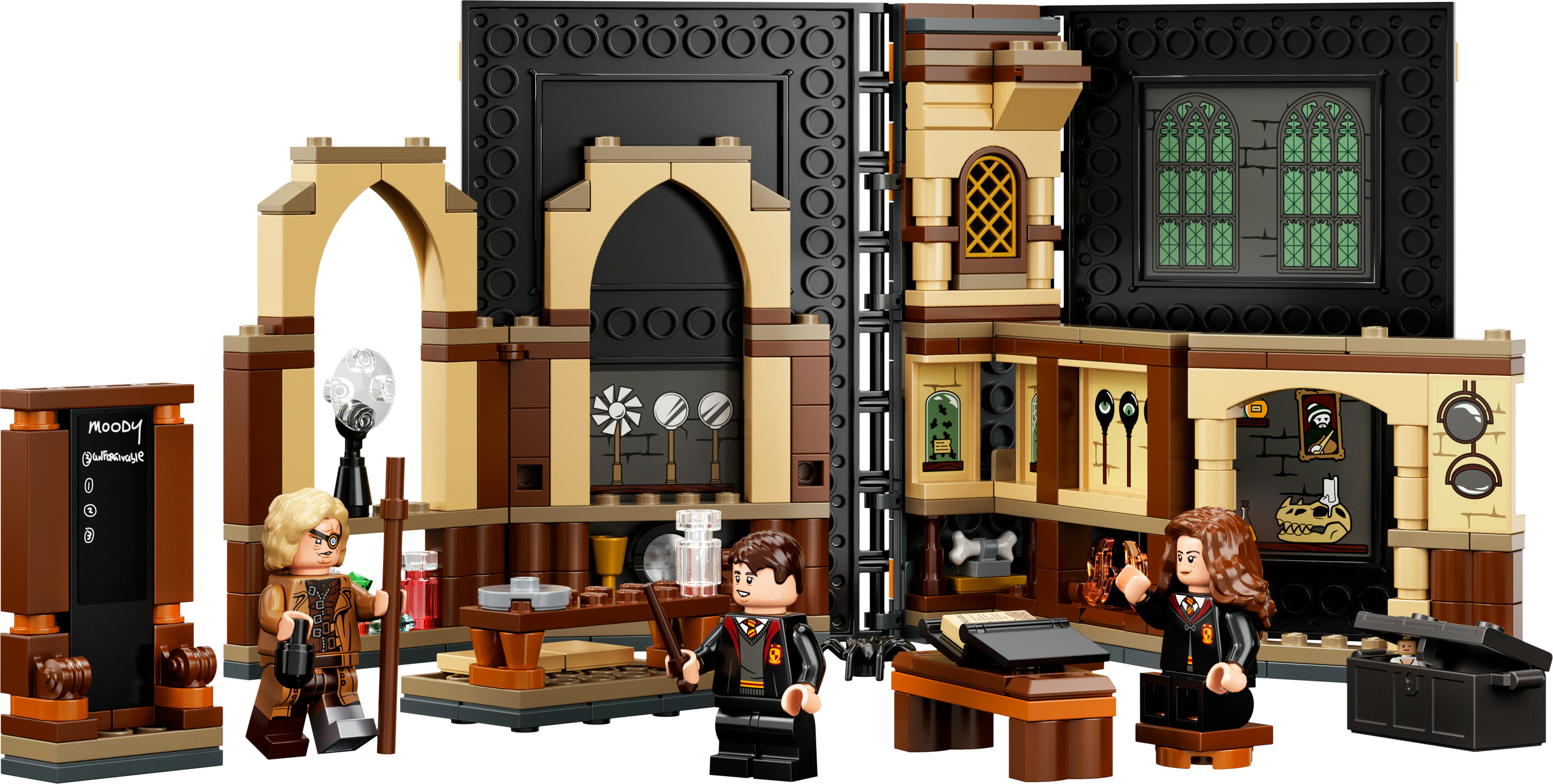 Lego Harry Potter Set: Klassenzimmer mit Figuren, Requisiten und einer Tafel. Detaillierte Szene.