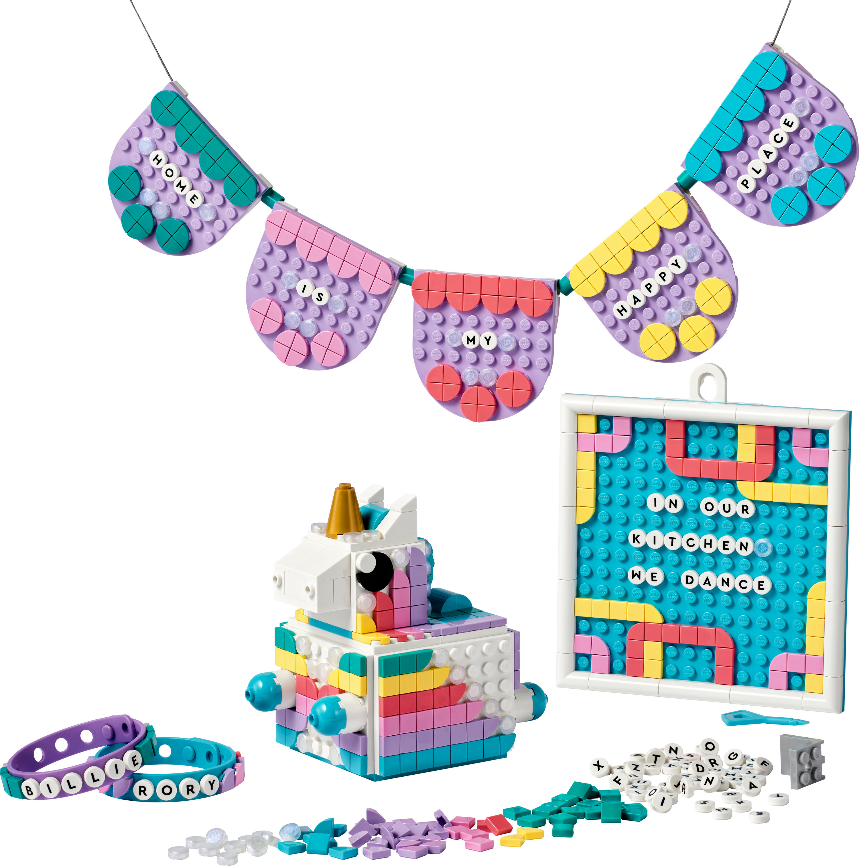 Ein Lego Dots Set mit Banner, Armbändern und einem Schild mit 'HOME IS MY HAPPY PLACE' und 'BILLIE' & 'RORY'.