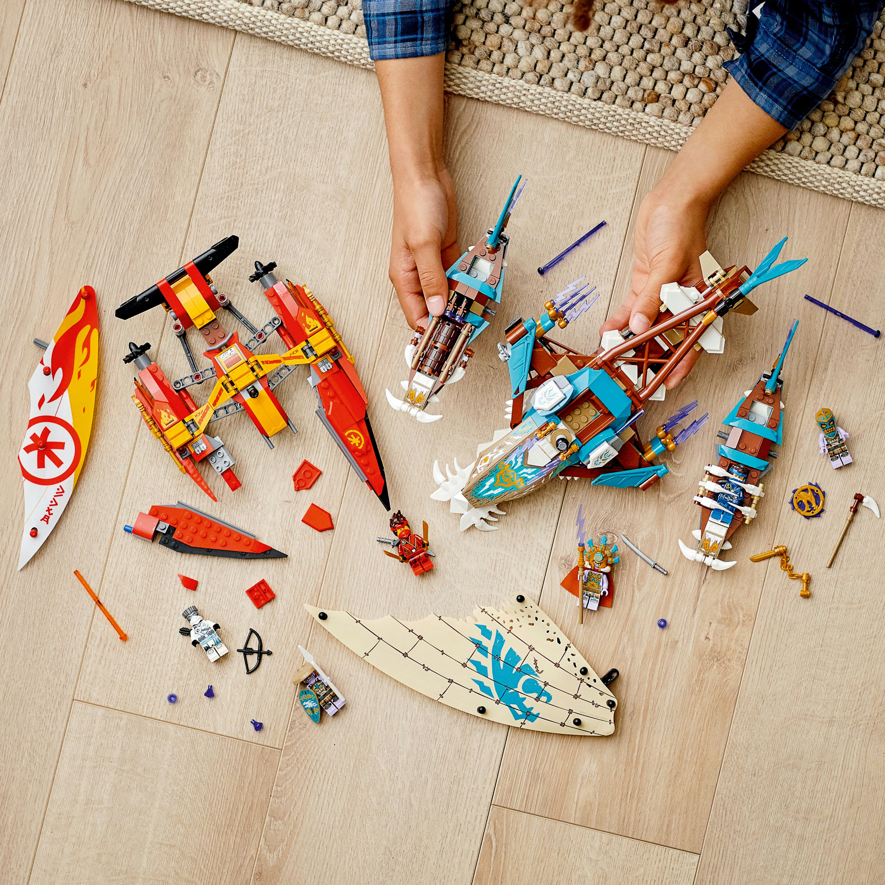 Ahşap bir zeminde çeşitli araçlar, minifigürler ve aksesuarlar, LEGO Ninjago setleri.