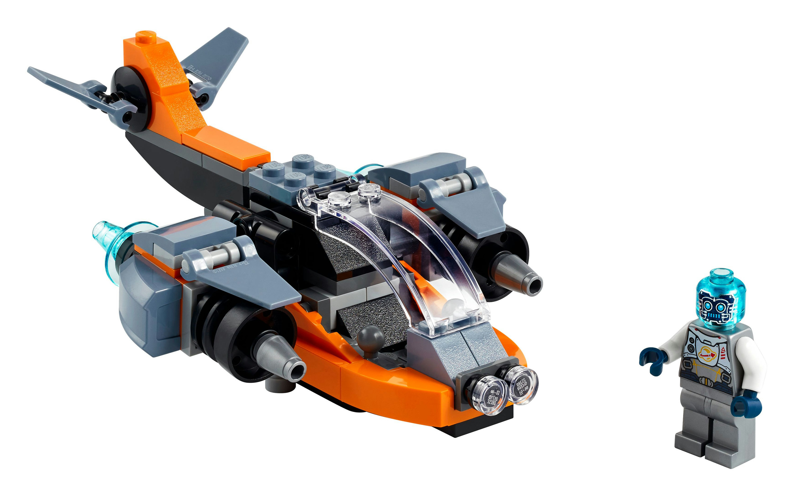 Lego-Raumschiff mit orange-grauem Farbschema. Eine Minifigur steht daneben. Weißer Hintergrund.