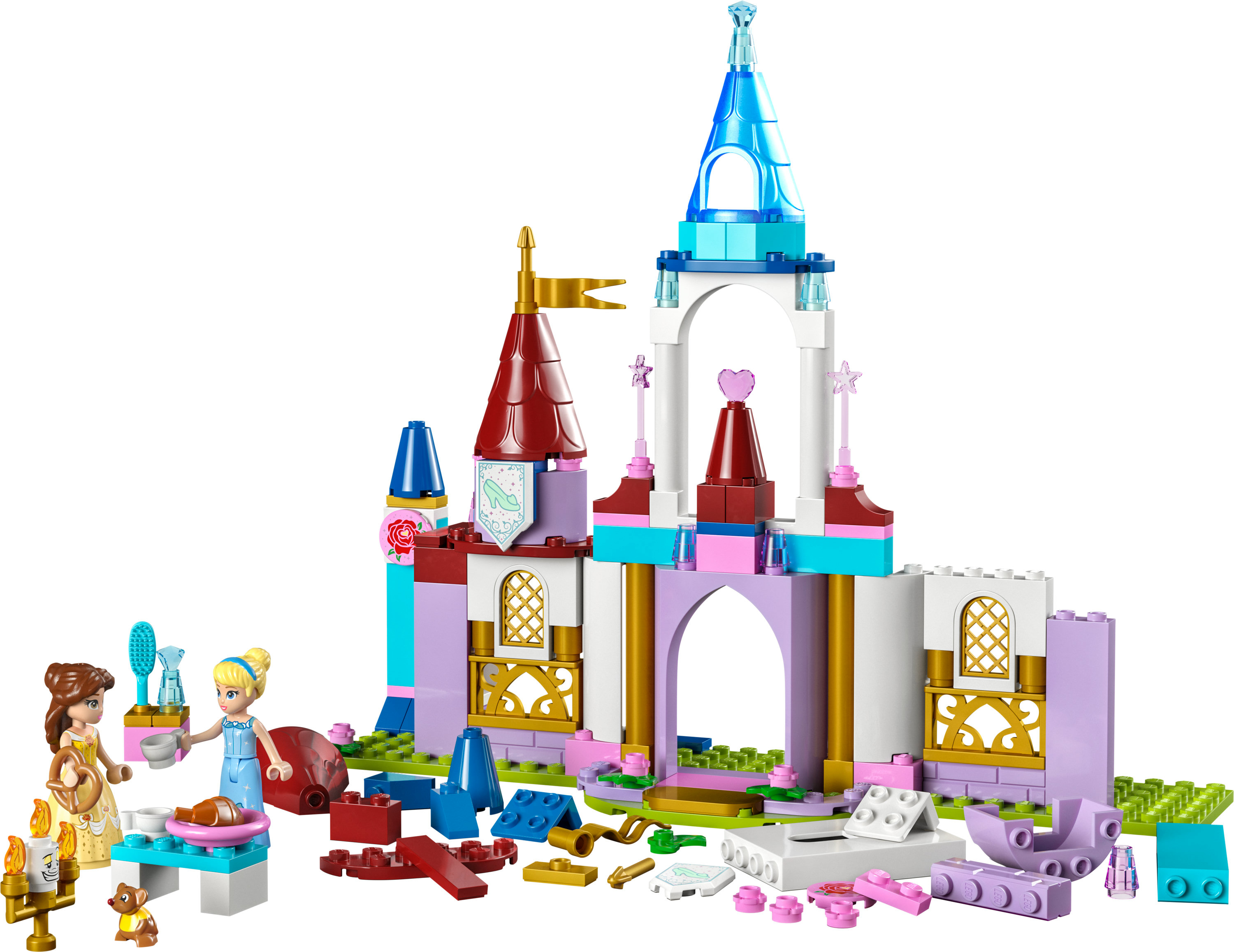 Ein farbenfrohes Lego-Schloss mit Disney-Prinzessinnen, Figuren und Zubehör auf weißem Hintergrund.
