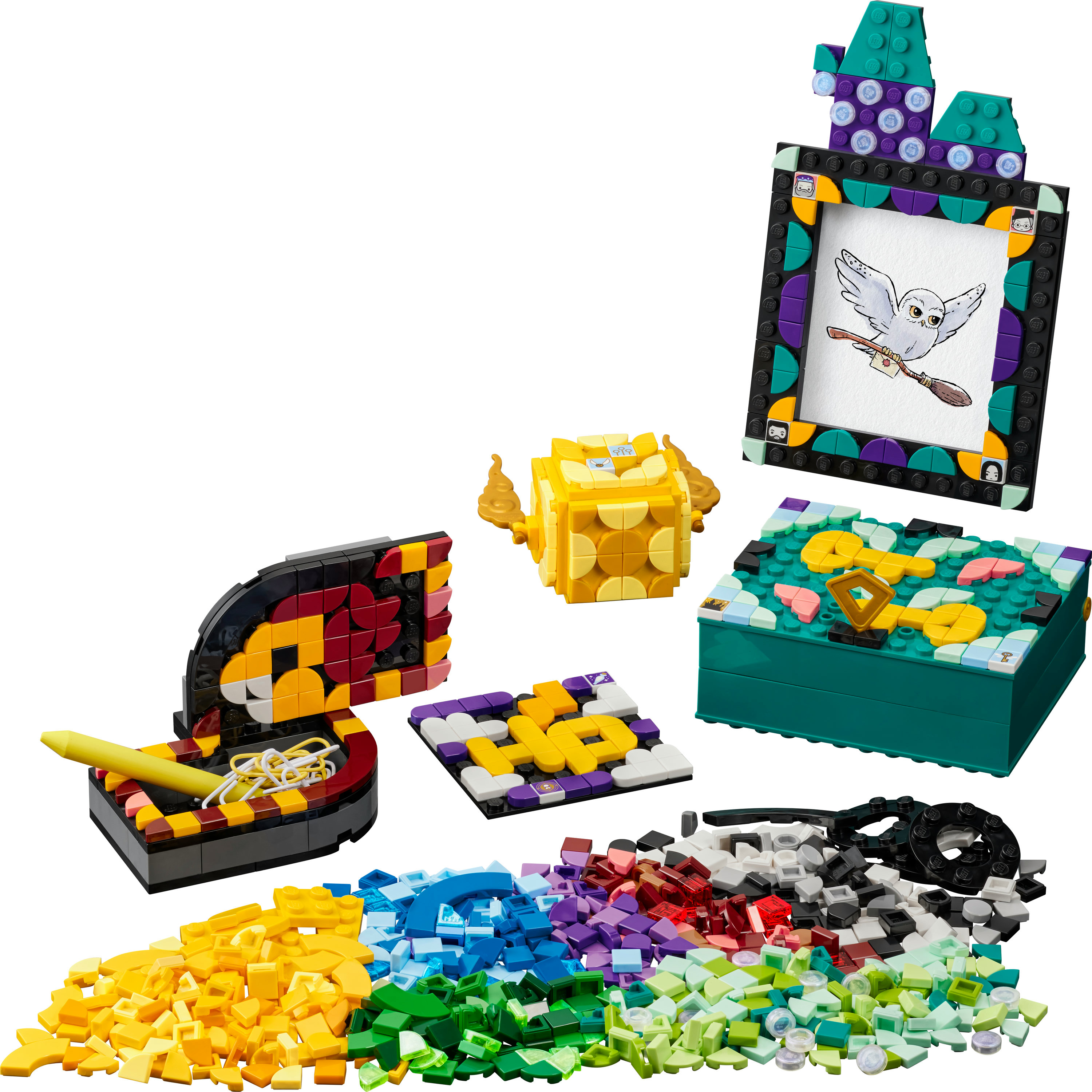 Set artistico LEGO con vari pezzi colorati, cornici e un'immagine di un mago.