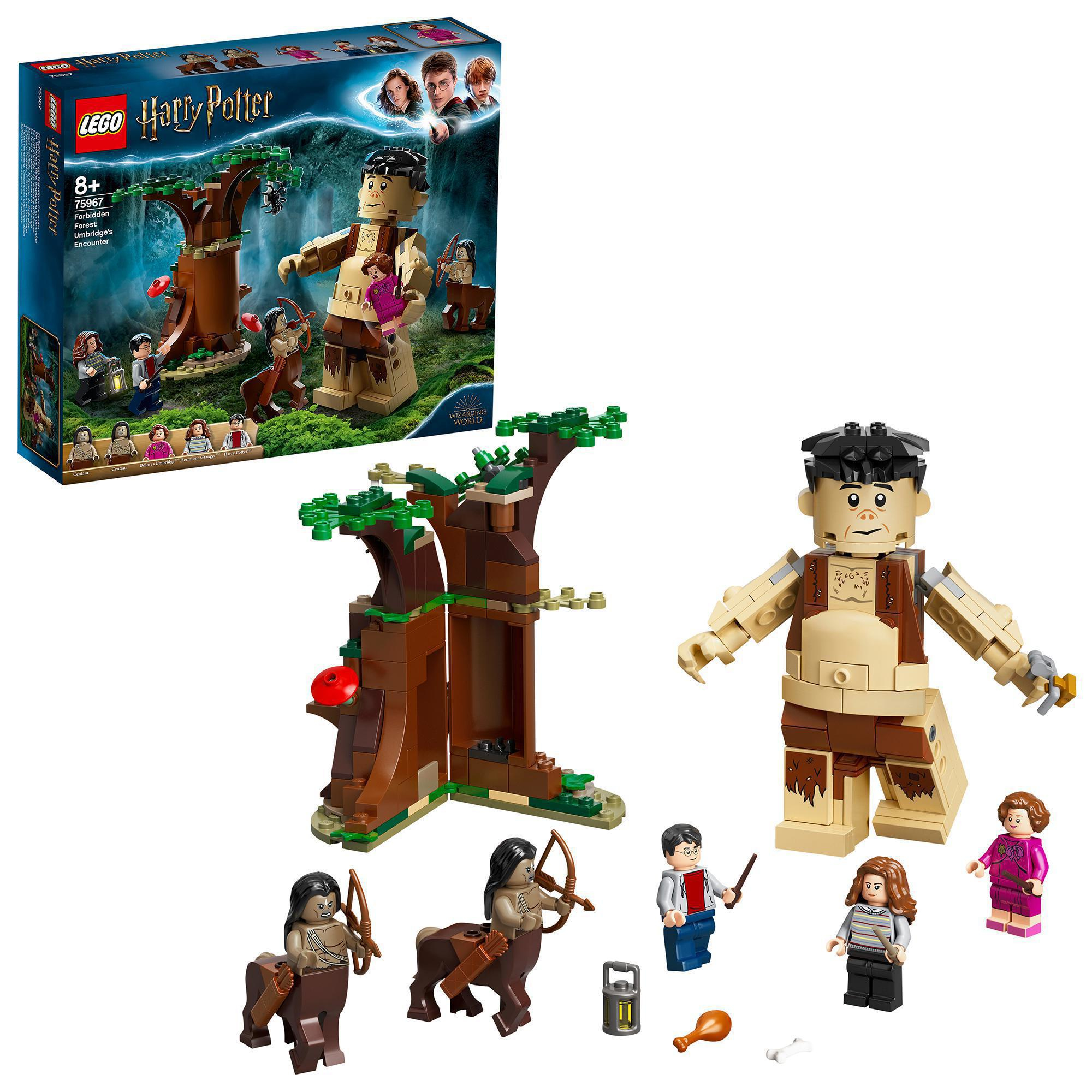 Zestaw Lego: Hagrid, dwa centaury, figurki Harry'ego, Hermiony i Umbridge. Widoczne drzewo i pudełko.