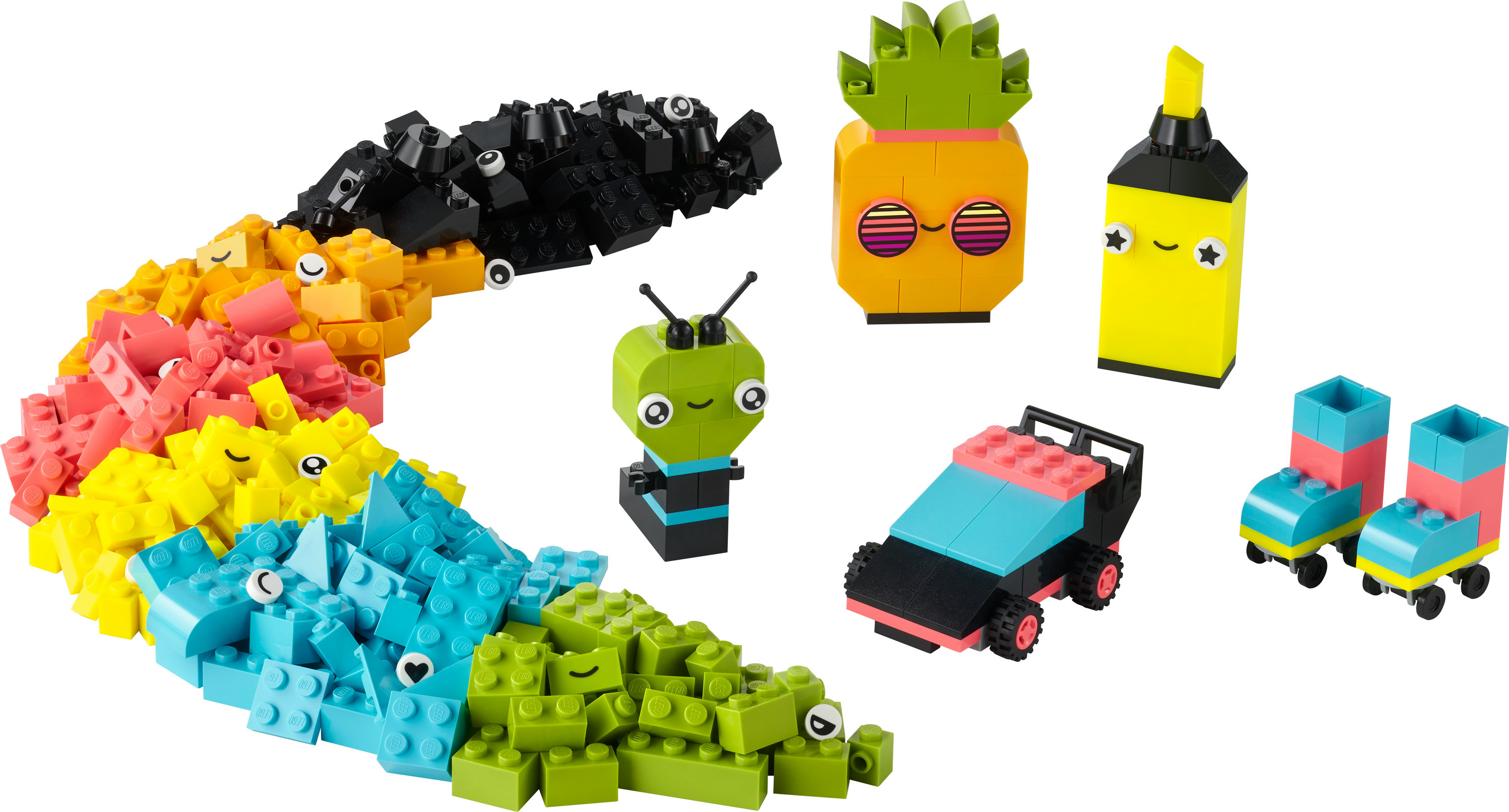 Lego set van kleurrijke figuren, waaronder een ananas en rolschaatsen.