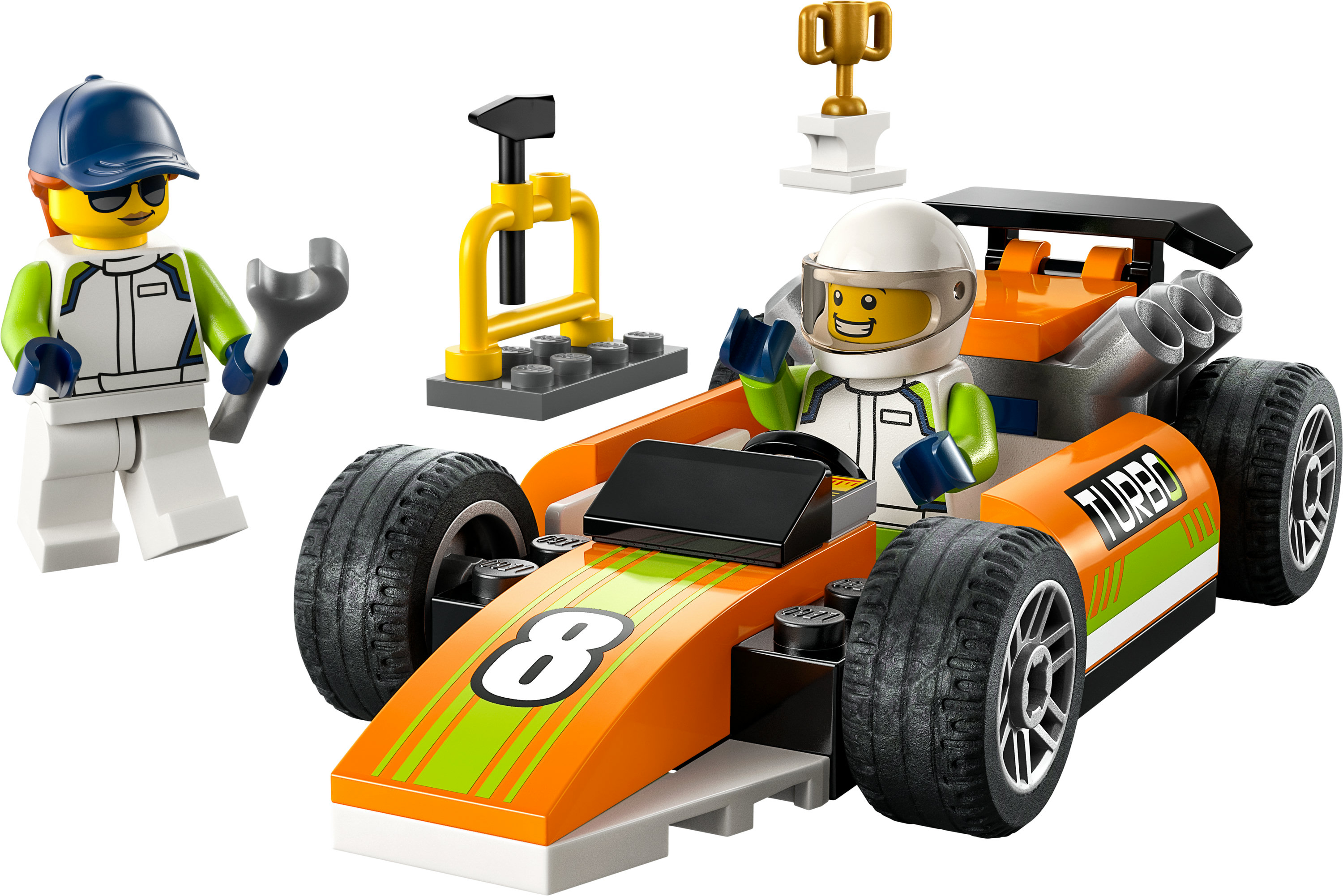 Lego raceauto met coureur en monteur, en een trofee. De auto is oranje en groen.