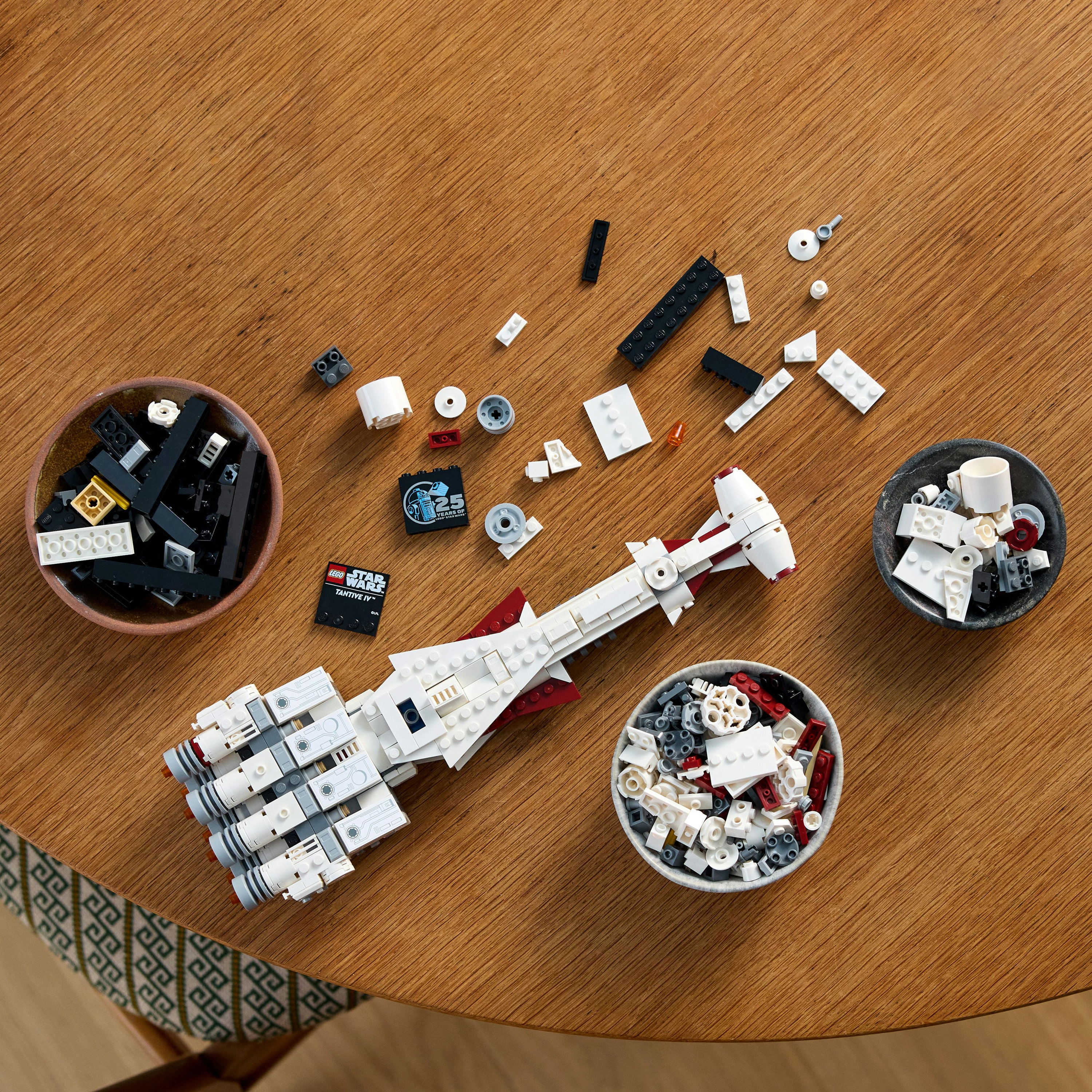 Zestaw LEGO Star Wars z różnymi elementami, w tym modelem statku kosmicznego.