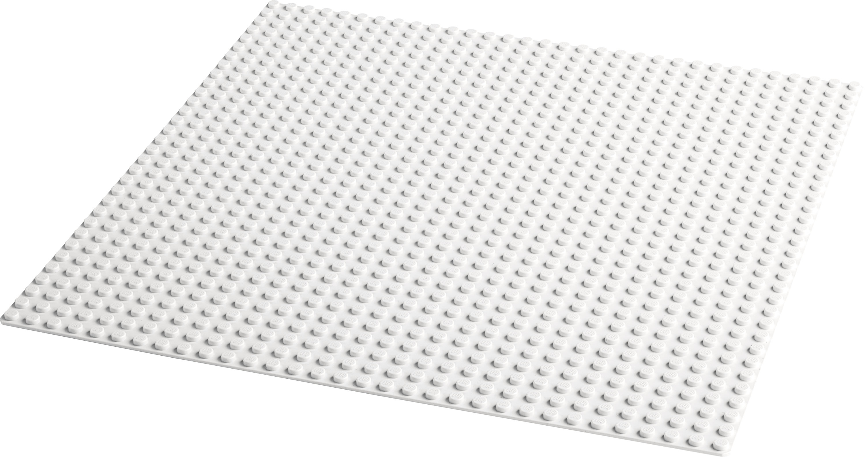 Birçok çıkıntıya sahip beyaz Lego taban plakası. Kare, temiz ve inşaata hazır.