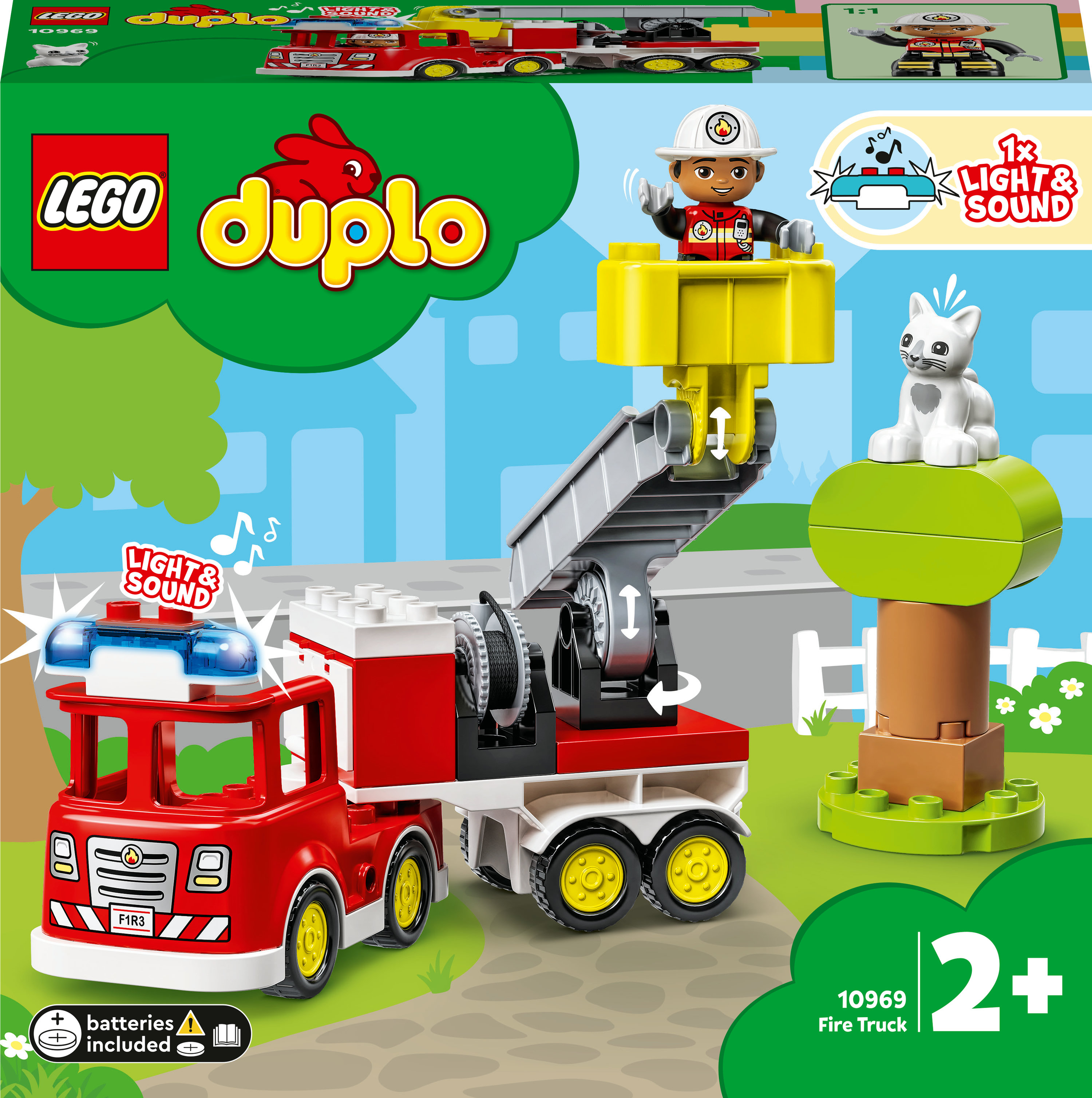 Een Lego Duplo-brandweerwagen met een brandweerman, een kat en een ladder.