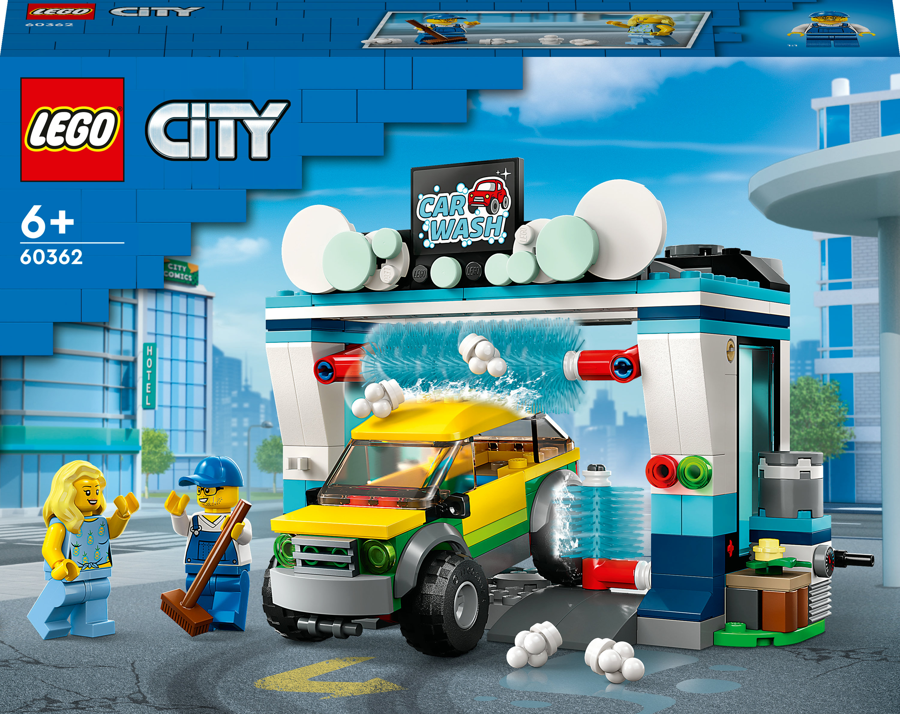Ein Lego City Waschstraßen-Set. Ein gelbes Auto ist in der Wäsche, mit zwei Figuren und einem Gebäude mit Waschstraßenschild.