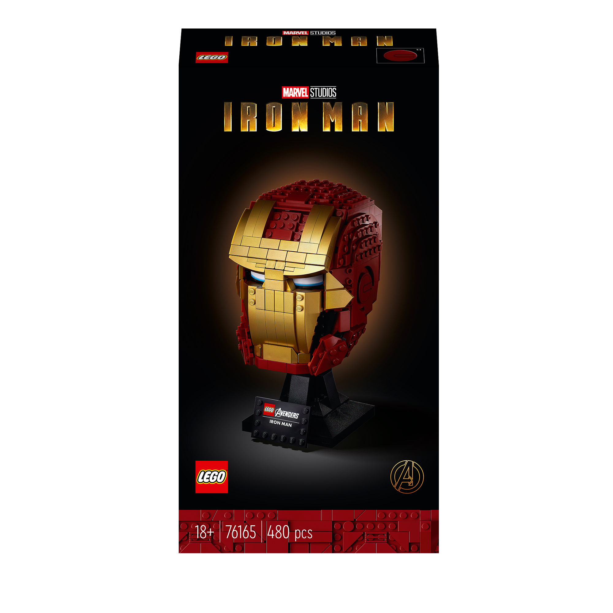 Eine LEGO Iron Man Helm-Set-Box und der zusammengebaute Helm auf einem schwarzen Ständer, mit dem Marvel-Logo.
