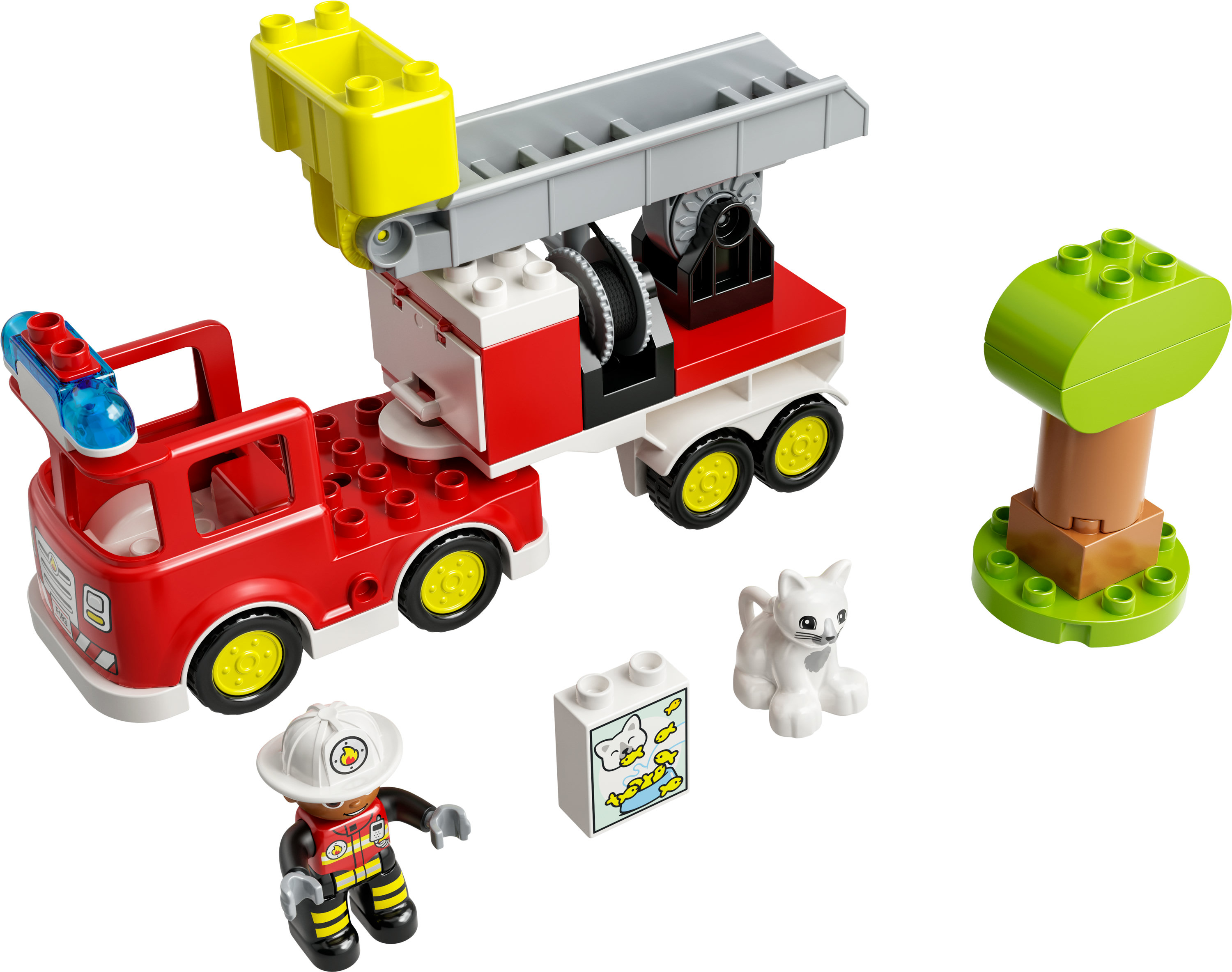 Een rode speelgoedbrandweerwagen met ladder, brandweerman, kat, boom en een doos eten op een witte achtergrond.