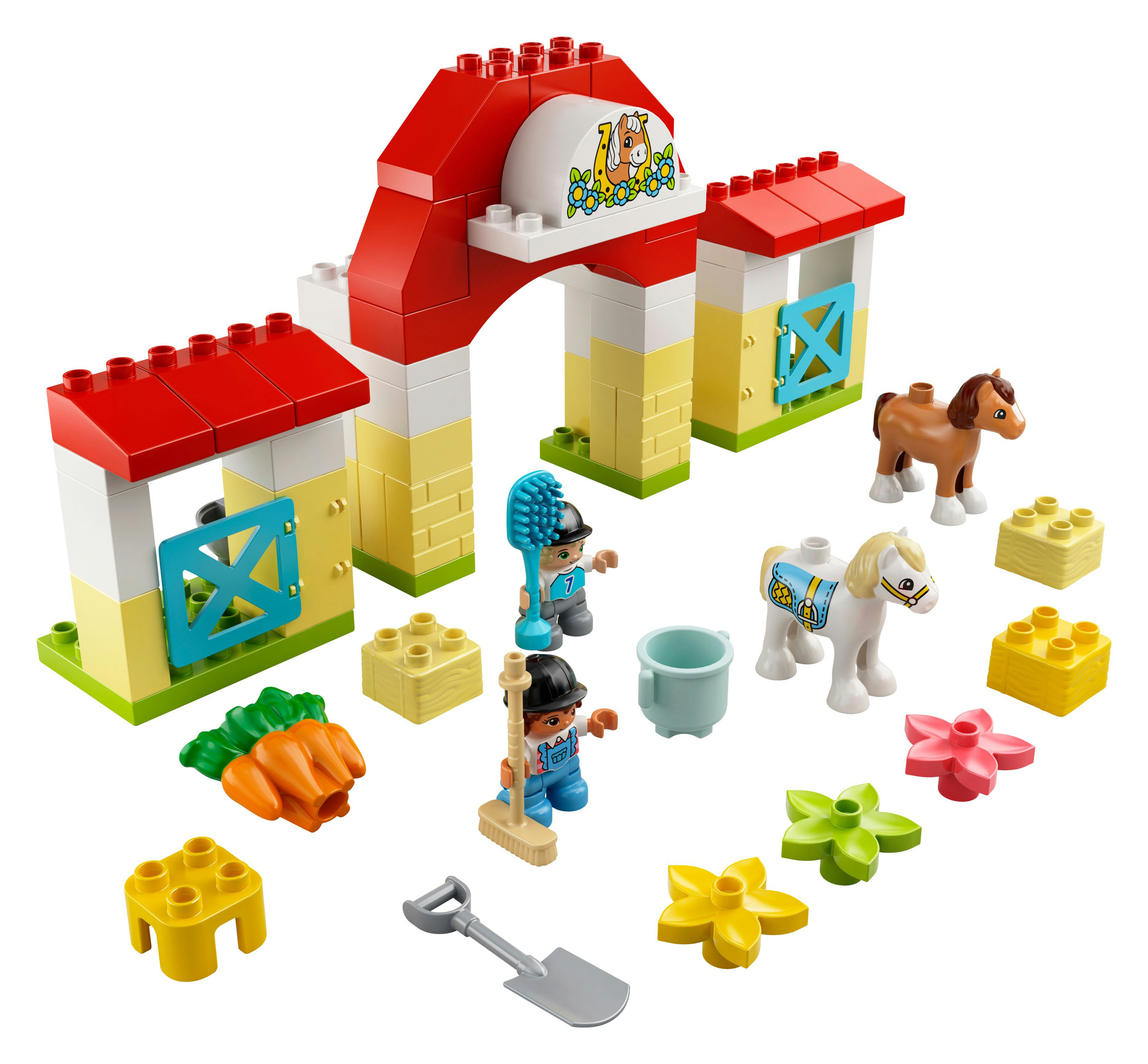 Set scuderia LEGO Duplo con edifici e figure rosse e gialle. Erba verde, sfondo bianco.