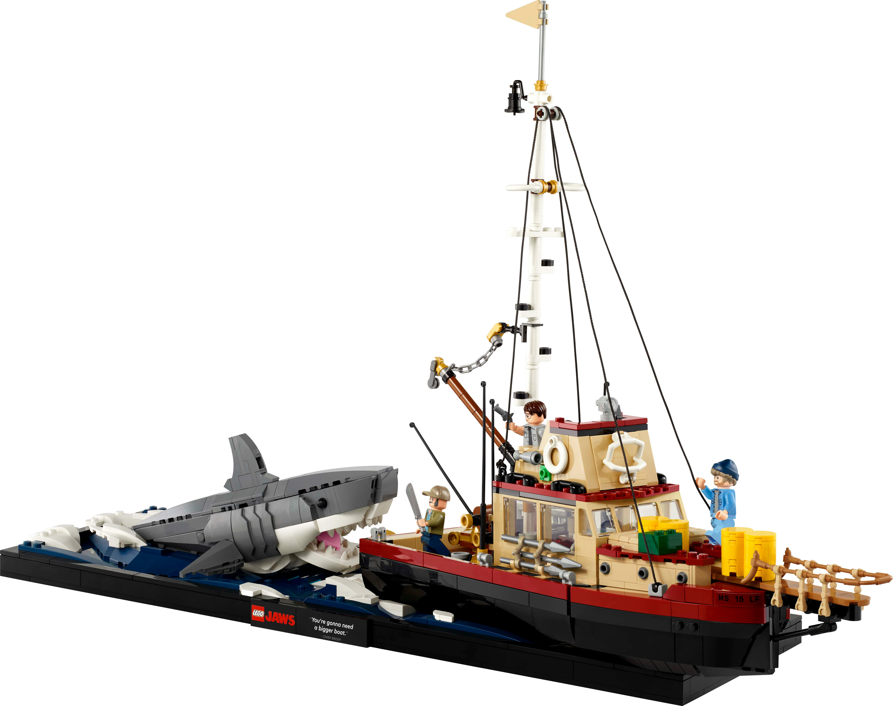 Zestaw LEGO Jaws: rekin atakujący łódź z figurkami na niebieskiej podstawie i pudełkiem.
