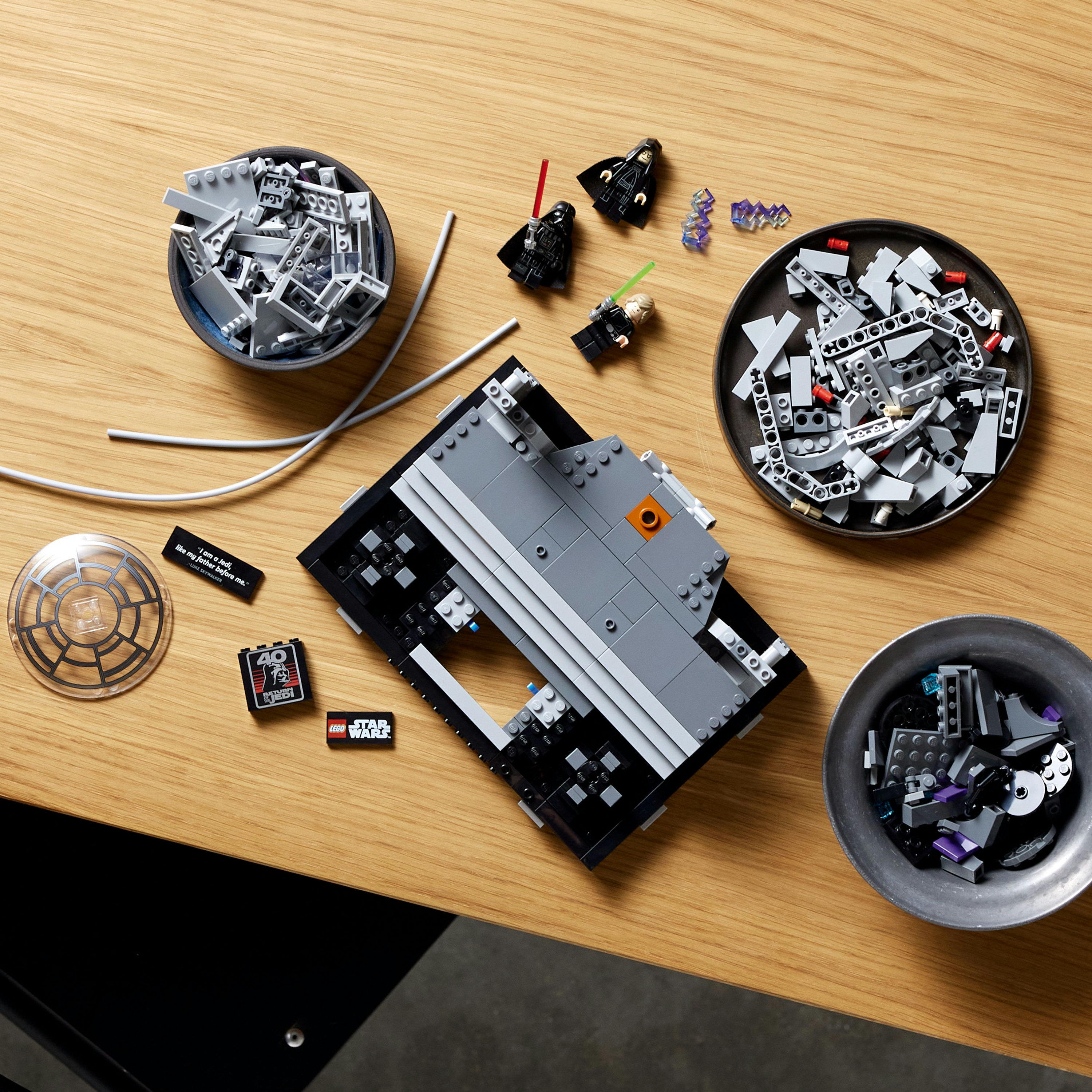 Zestaw Lego Star Wars. Części w miskach. Zawiera Darth Vadera, Luke'a Skywalkera i inne minifigurki.