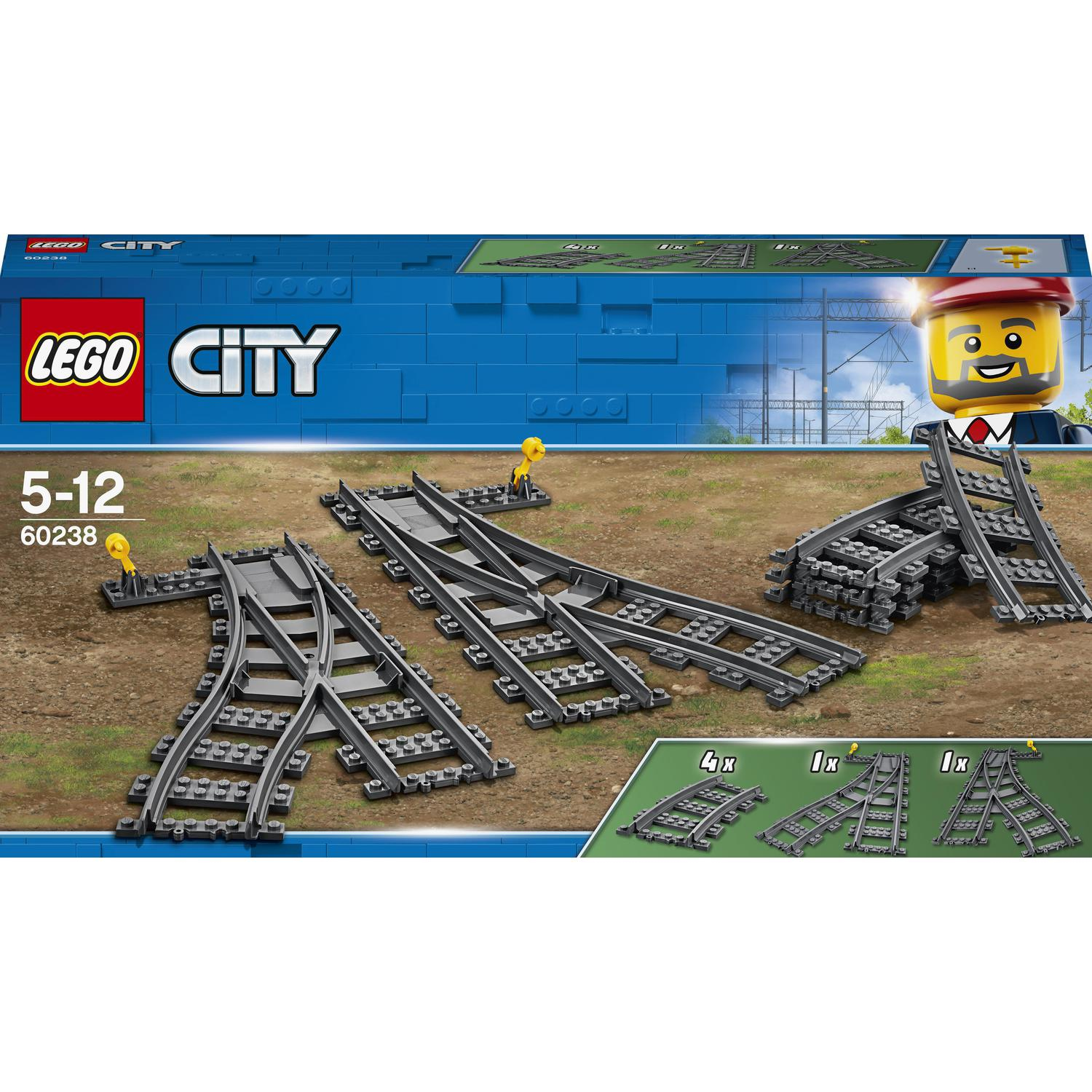 Zestaw torów kolejowych Lego City na niebieskim tle z figurką Lego.