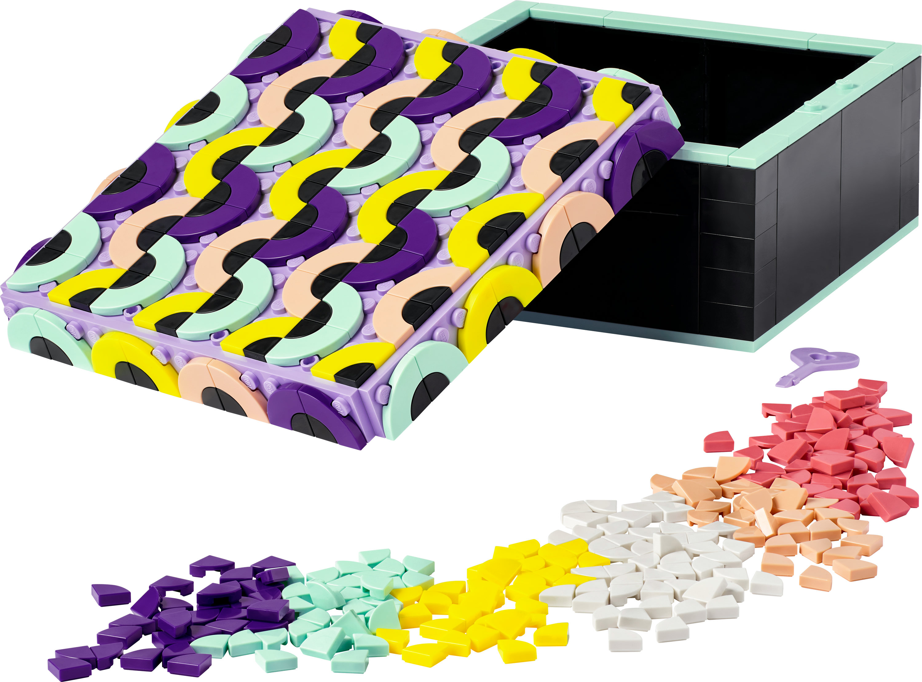 LEGO doos met kleurrijk mozaïek bovenop, open om zwart interieur en stukken te onthullen. Een sleutel aanwezig.