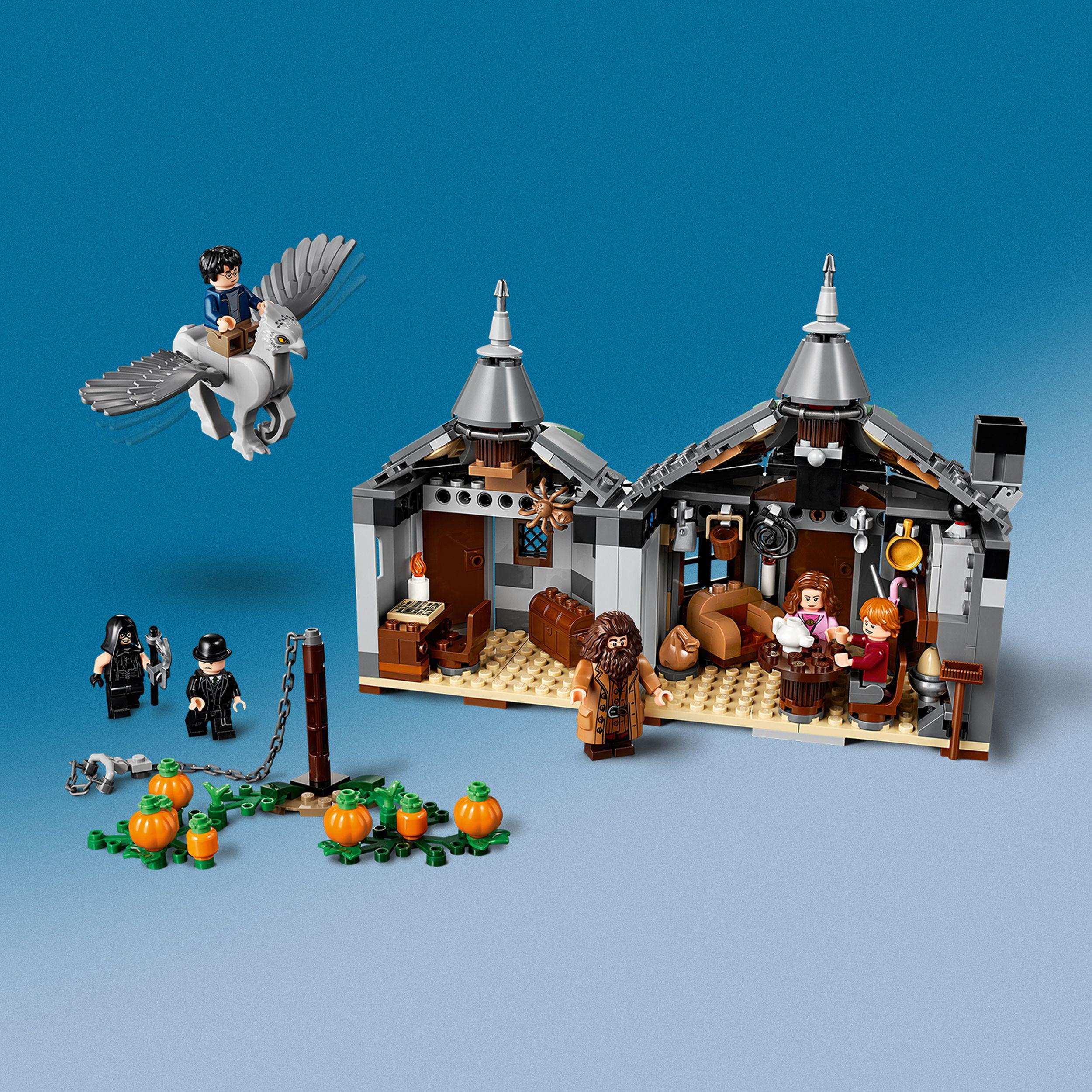 Set Lego Harry Potter con la capanna di Hagrid, personaggi, zucche e una creatura volante.